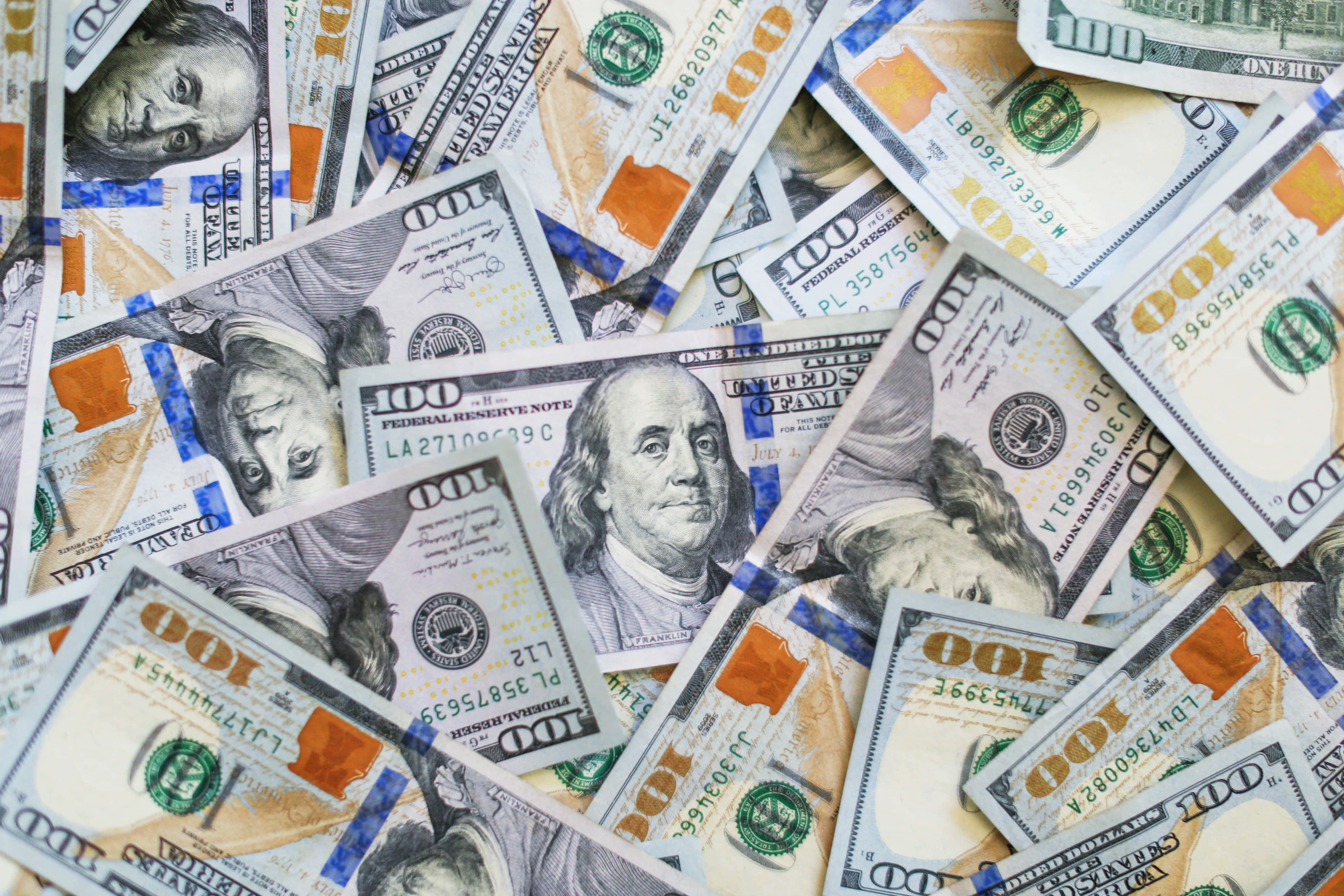 Money 桌布 壁紙 — 一堆混亂的美國一百美元鈔票，重疊散落，雜亂無章。