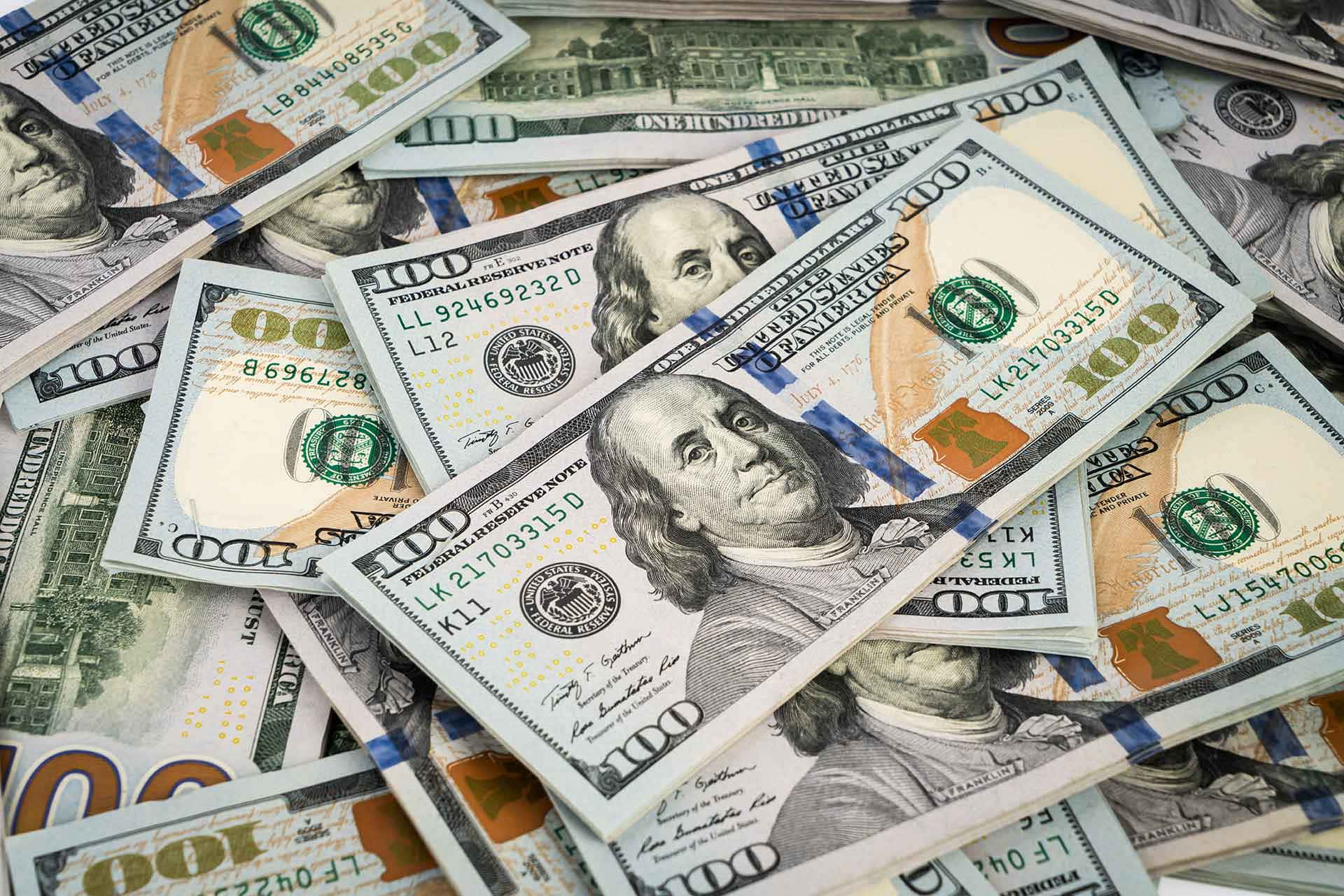 金錢 桌布 壁紙 — 一堆混亂的美國一百美元鈔票散落在重疊的層次中。