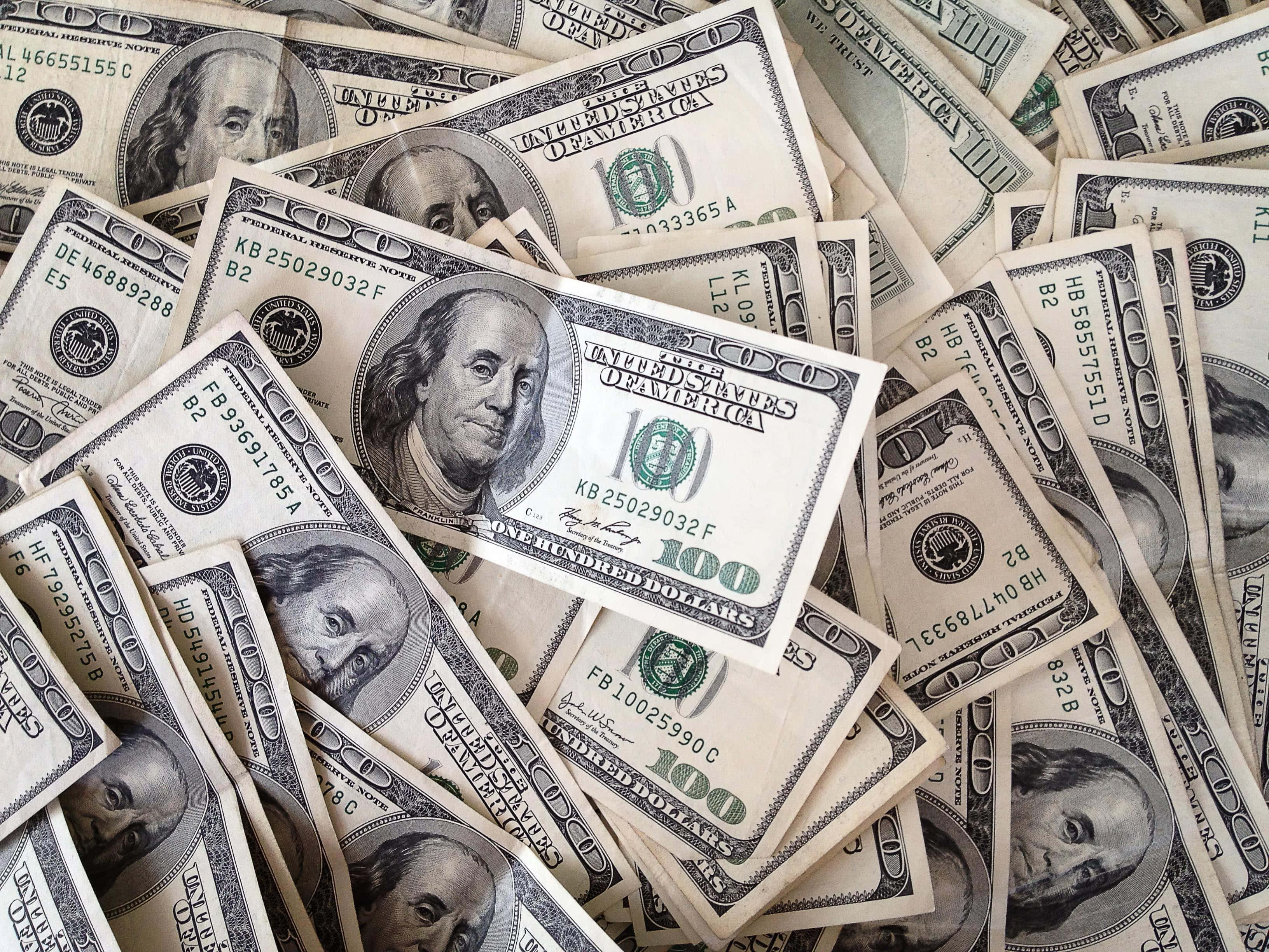 金錢 桌布 壁紙 — 一堆混亂的美國一百美元鈔票散落在重疊的層次中。