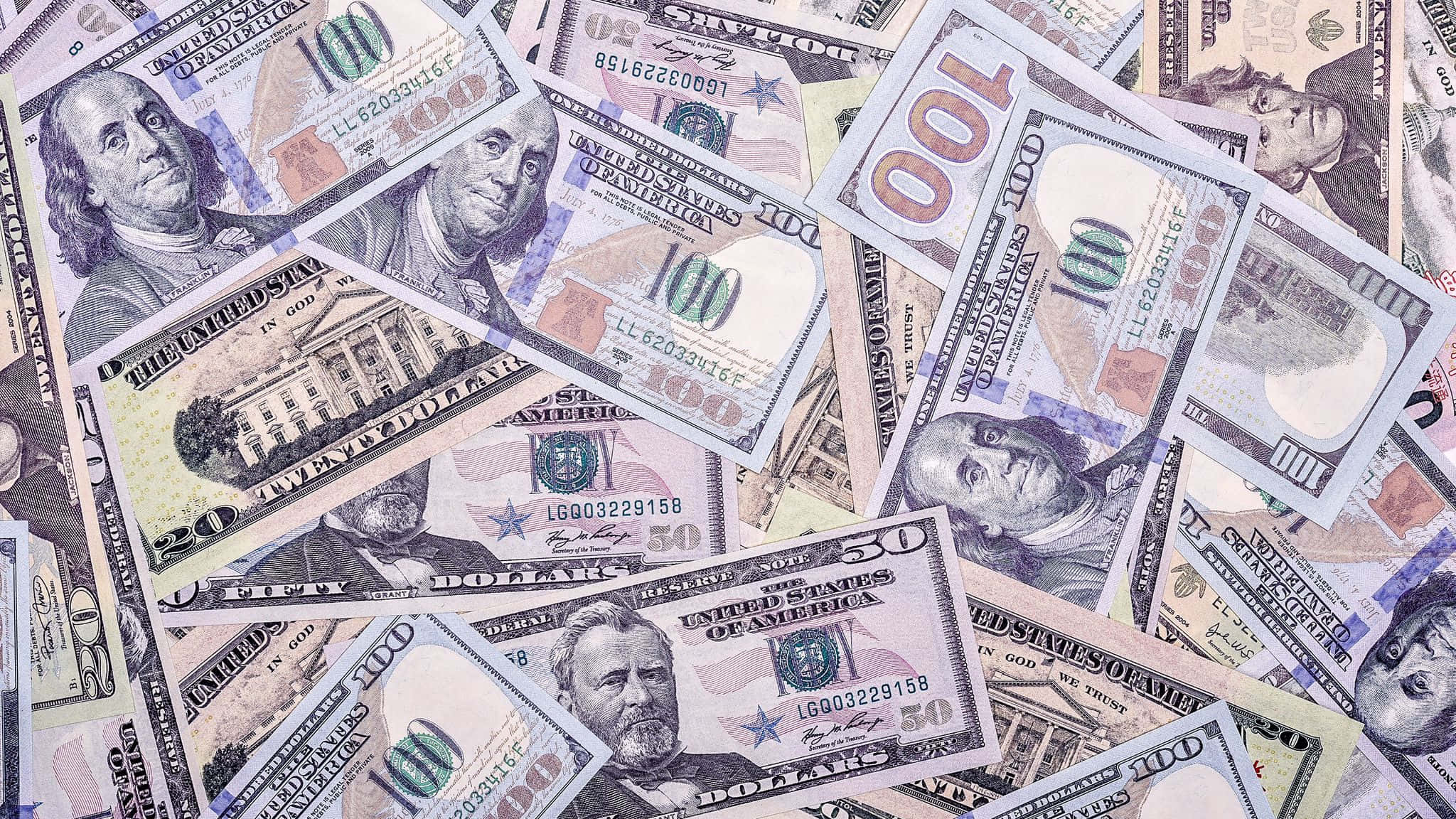 金錢 桌布 壁紙 — 一堆混亂的美國美元鈔票，上面有不同面額的肖像和建築細節。