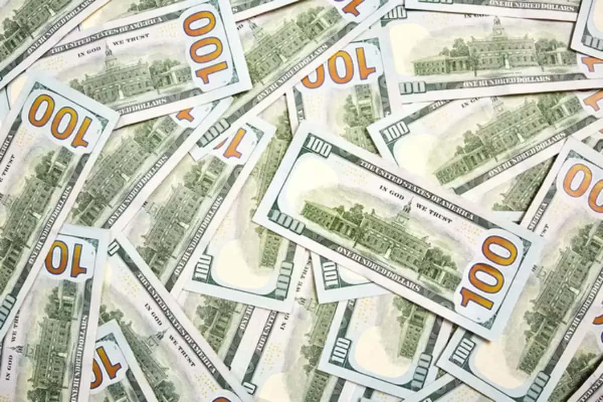 金錢 桌布 壁紙 — 一堆混亂重疊的百元美鈔散落在表面上。
