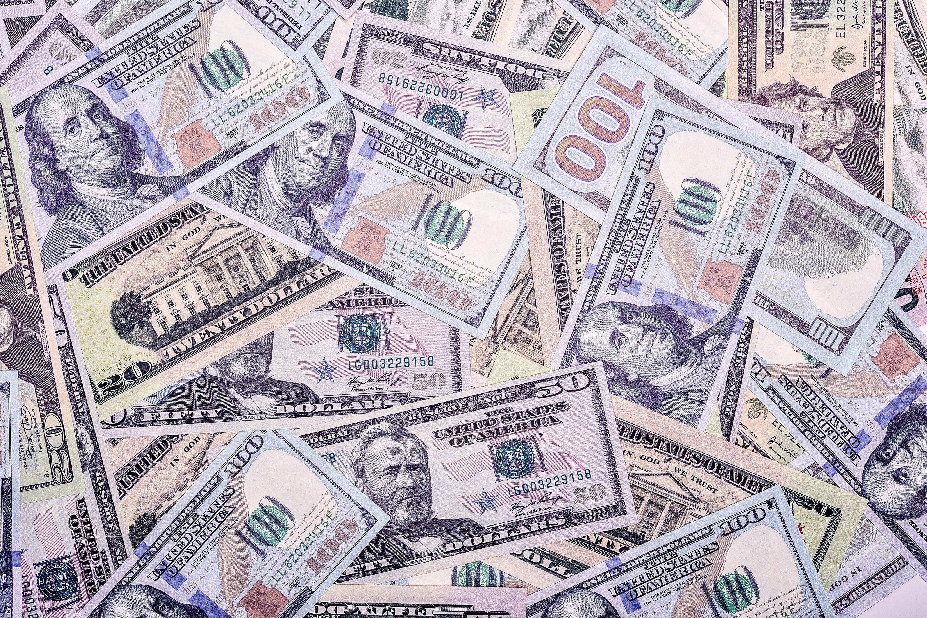 No Money 桌布 壁紙 — 一堆混亂重疊的美元鈔票，包含各種面額和肖像。
