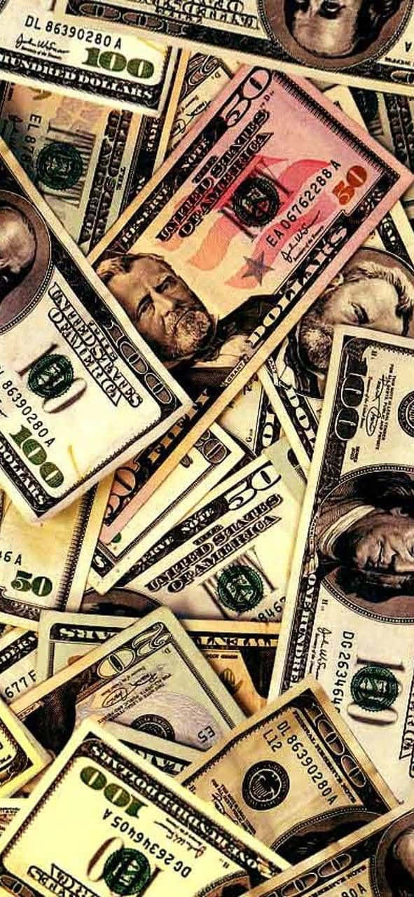dollar 桌布 壁紙 — 一堆混亂重疊的美國美元鈔票，各種面額，形成一個有紋理的金融背景。