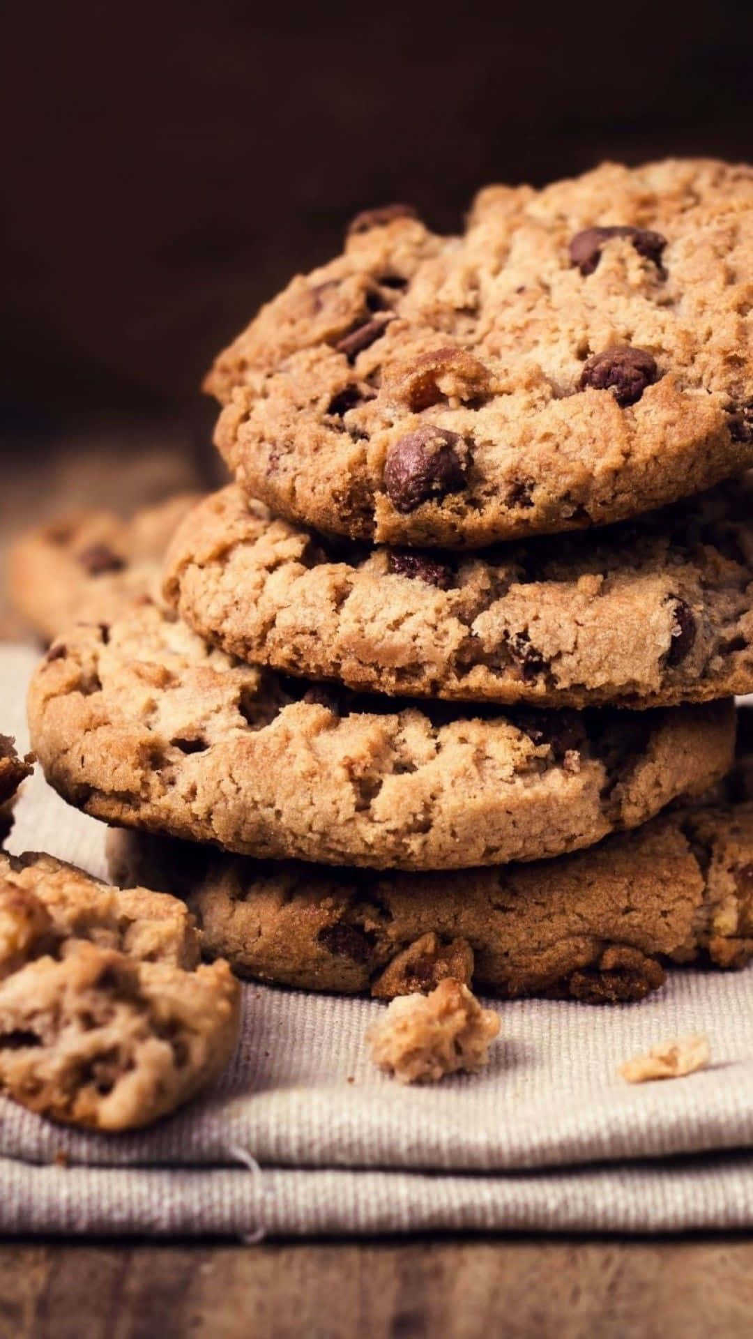 Cookies 桌布 壁紙 — 一堆溫暖的金色巧克力餅乾誘人地放在鄉村風格木面上的亞麻布上。
