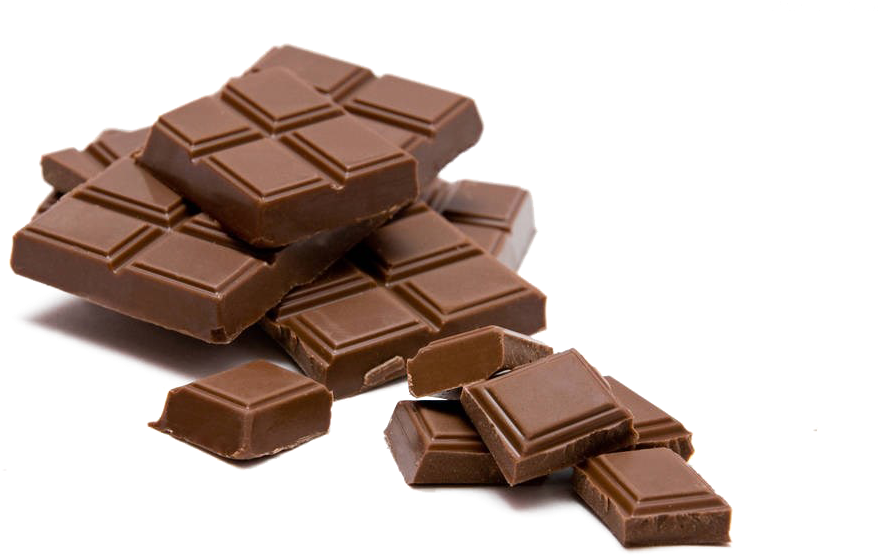 Chocolate 桌布 壁紙 — 一堆濃郁的棕色巧克力條和破碎的方塊，帶有光澤質感，在 stark 黑色背景上。