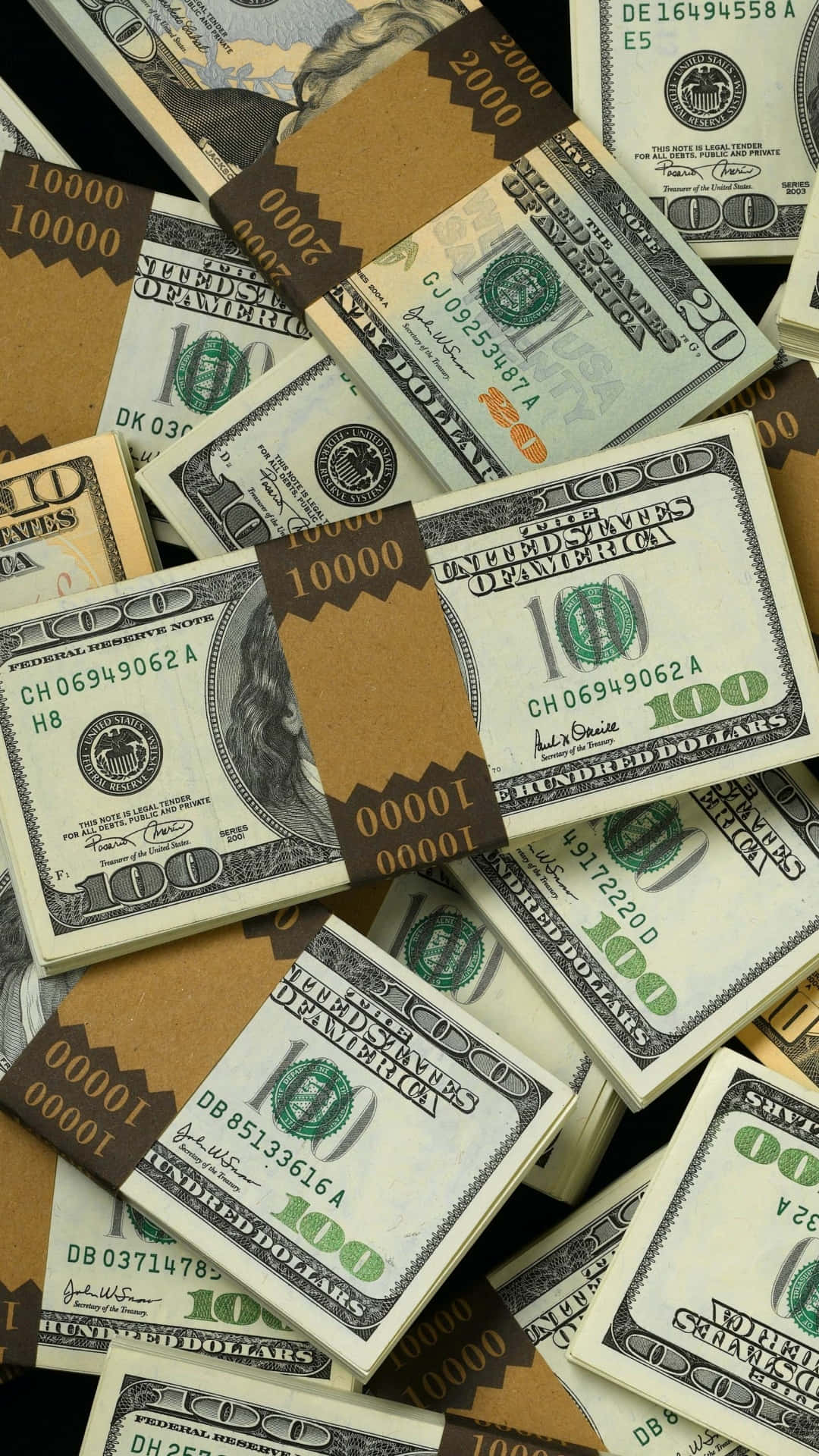 金錢 桌布 壁紙 — 一堆用棕色包裝紙包裹的一百美元鈔票散落在表面上。