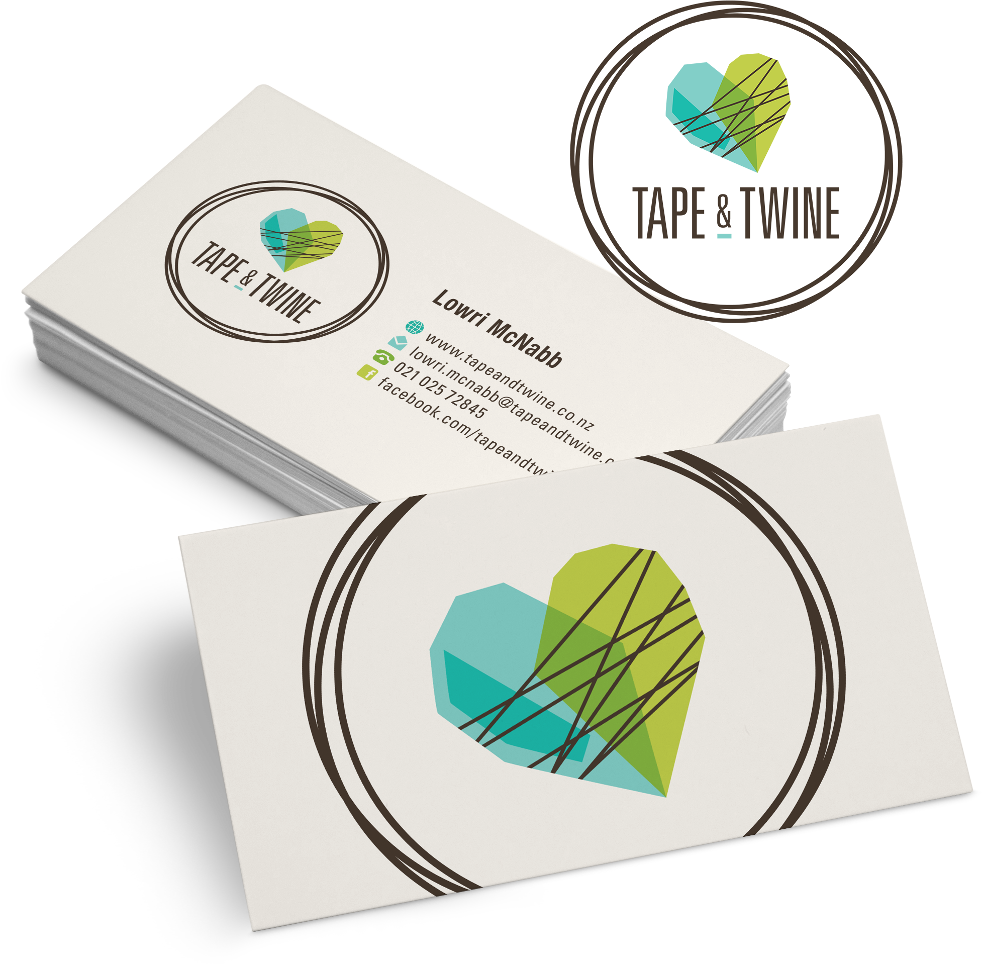 Circle Logo 桌布 壁紙 — 一堆白色名片，上面有幾何心形標誌和聯絡資料，背景為黑色。
