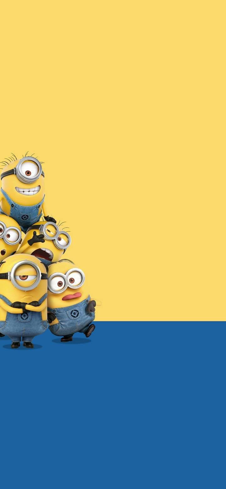 Minion Phone 桌布 壁紙 — 一堆穿著藍色吊帶褲的黃色Minions從左下角探出頭來，背景是鮮明的黃色和藍色。