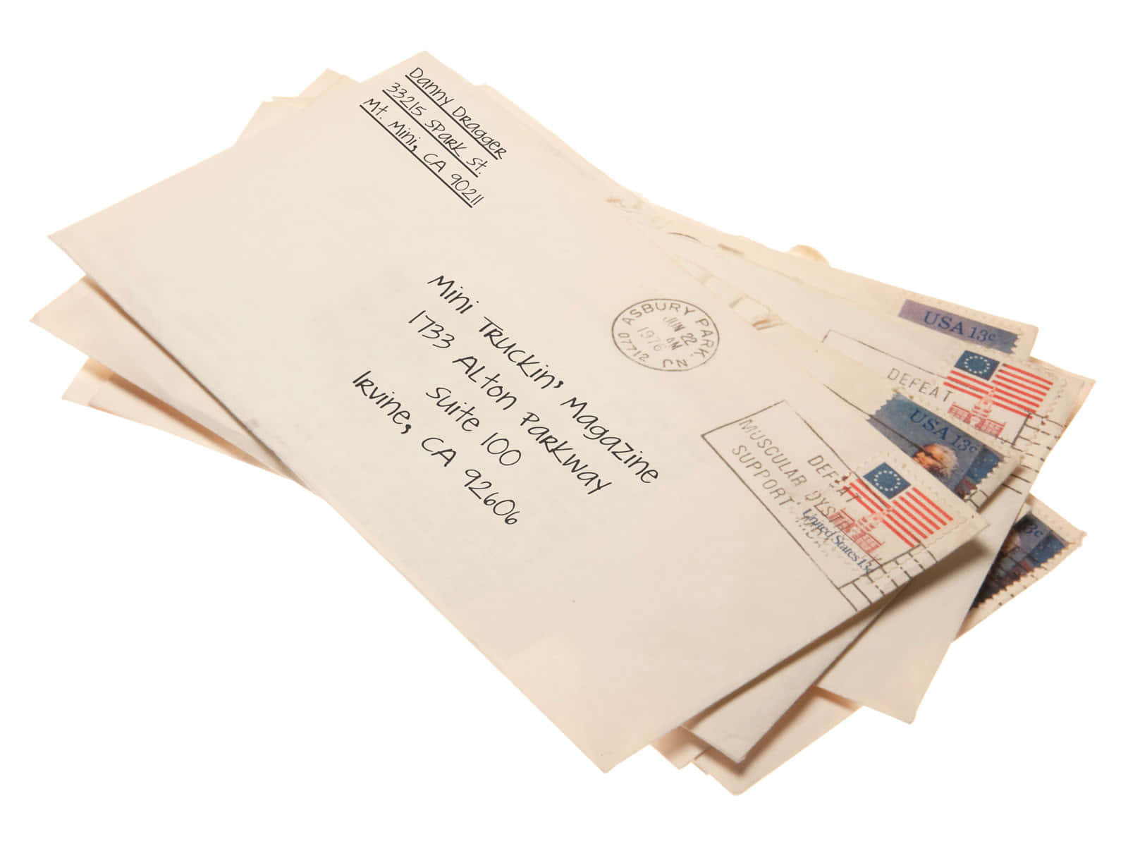 Letter 桌布 壁紙 — 一堆米色信封，上面有手寫地址和帶有美國國旗圖案的復古美國郵票。
