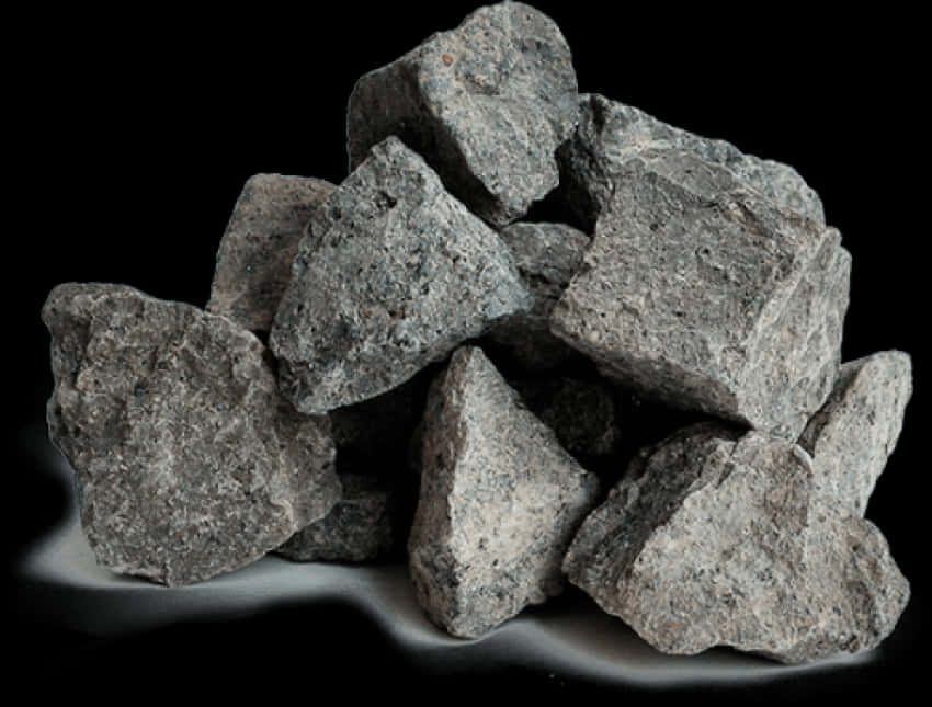 The Rock 桌布 壁紙 — 一堆粗糙的灰色岩石，帶有斑點紋理，放置在黑色背景前的反光表面上。