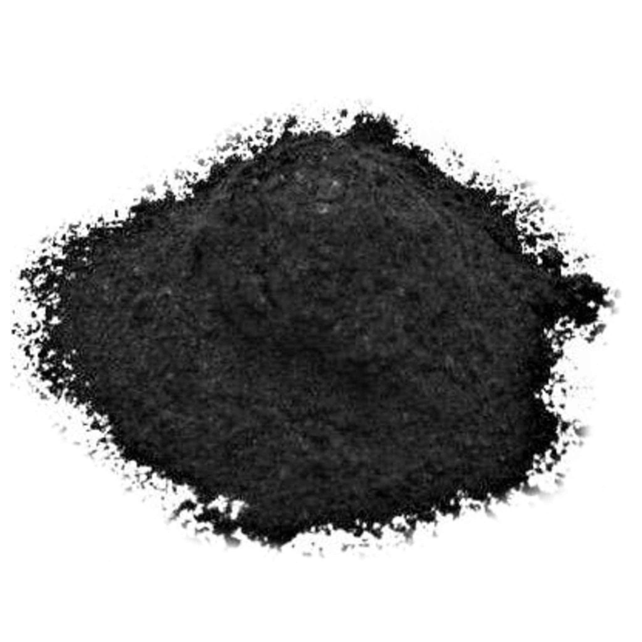 Black Cumin 桌布 壁紙 — 一堆細黑色粉末孤立在純白背景上，柔和陰影勾勒出其紋理邊緣。