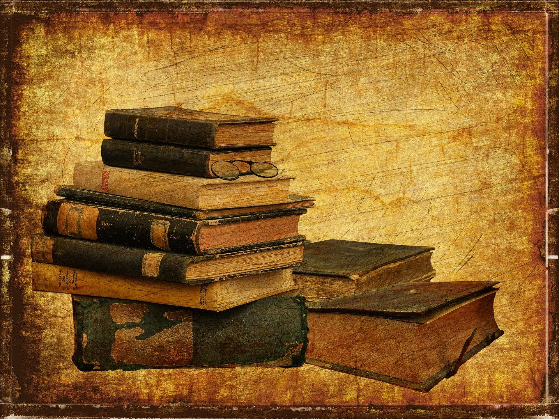books 桌布 壁紙 — 一堆經風化的復古書籍，上面放著一副眼鏡，置於有紋理的陳舊羊皮紙背景上。