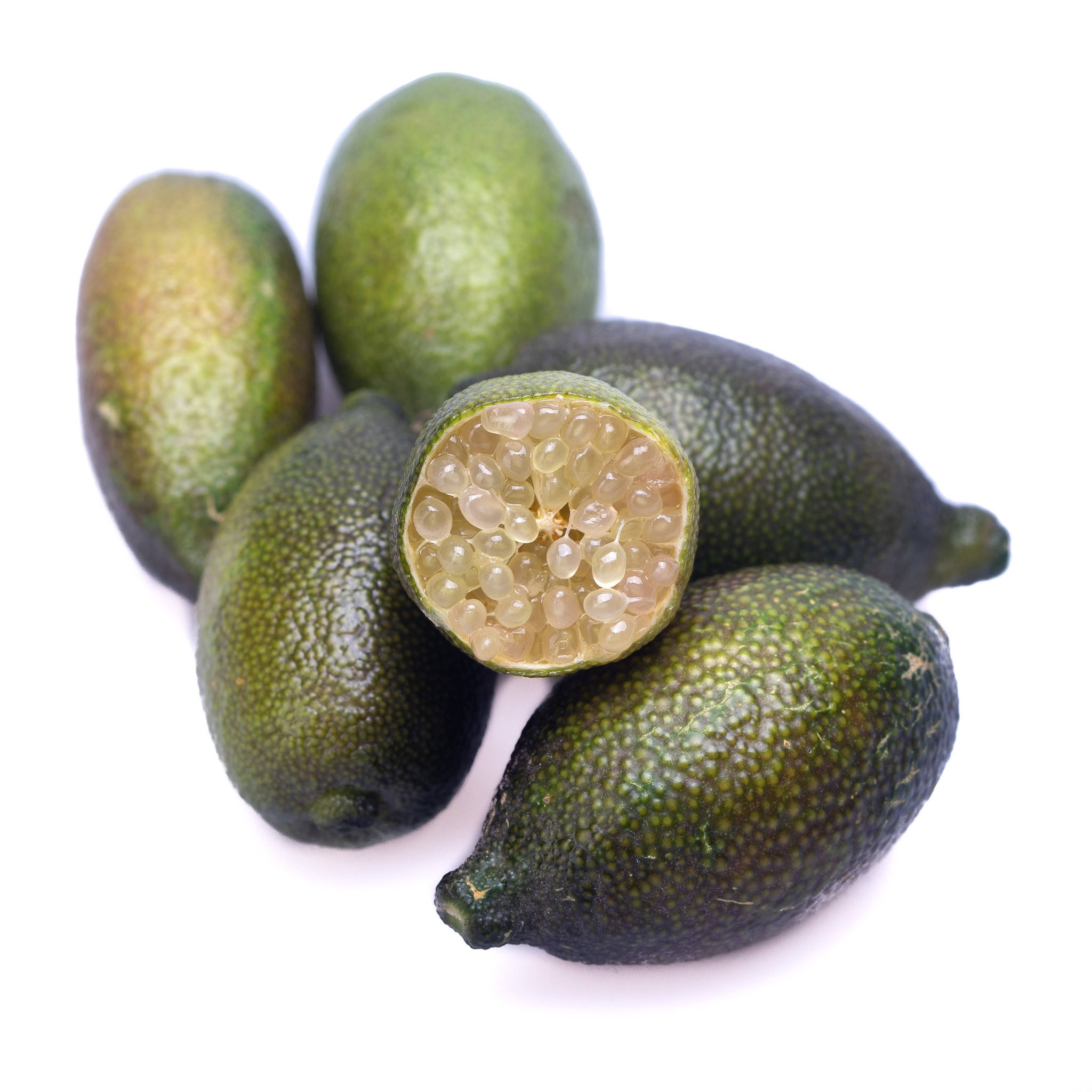 Fruits 桌布 壁紙 — 一堆綠色金桔，其中一個切開，露出半透明多汁的種子，背景是純白色。
