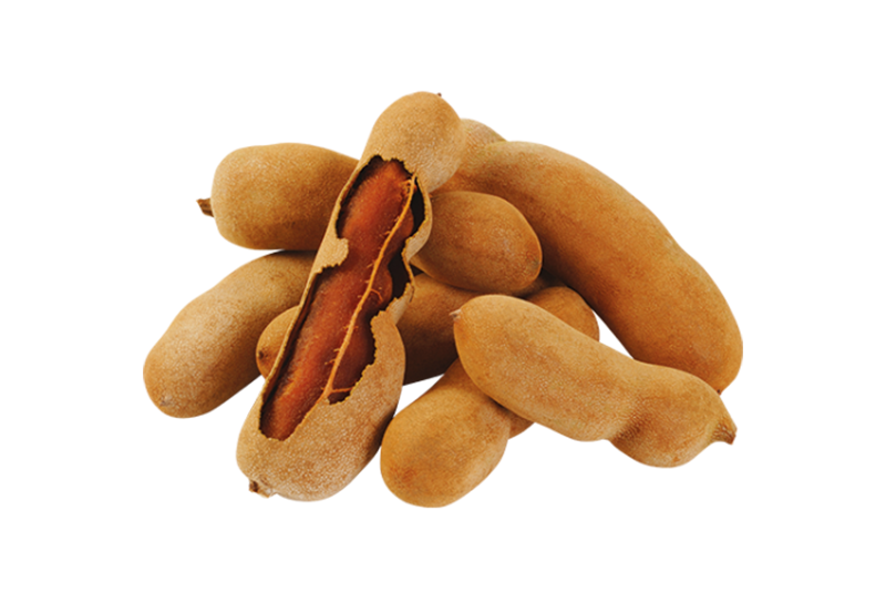 Tamarind 桌布 壁紙 — 一堆羅望子莢，其中一個裂開，露出豐富的棕色果肉，背景是溫暖的米色。