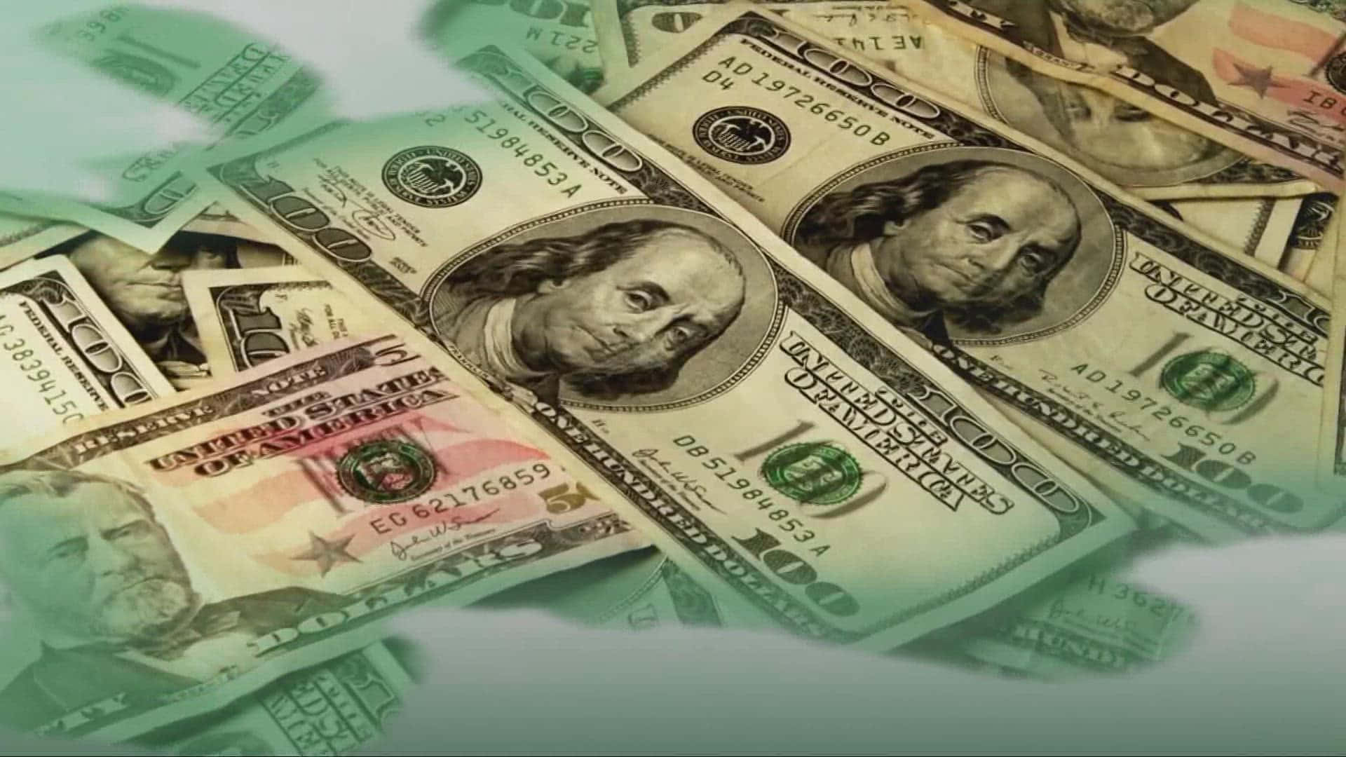 Money 桌布 壁紙 — 一堆美國一百美元鈔票散落在柔和的綠色漸變背景上。