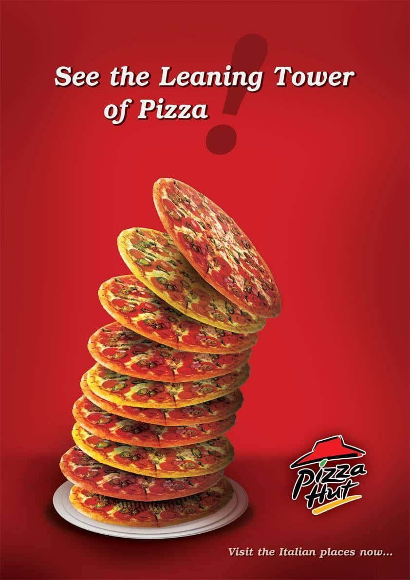一堆義大利辣香腸披薩像塔一樣疊在帶有Pizza Hut標誌的盤子上。 — 必勝客 壁紙
