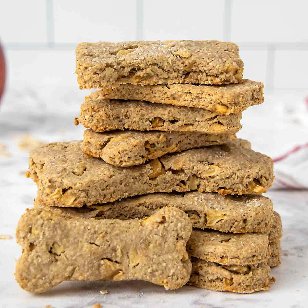 Cookies 桌布 壁紙 — 一堆自製狗零食，骨頭形狀，可見燕麥和花生醬質地。