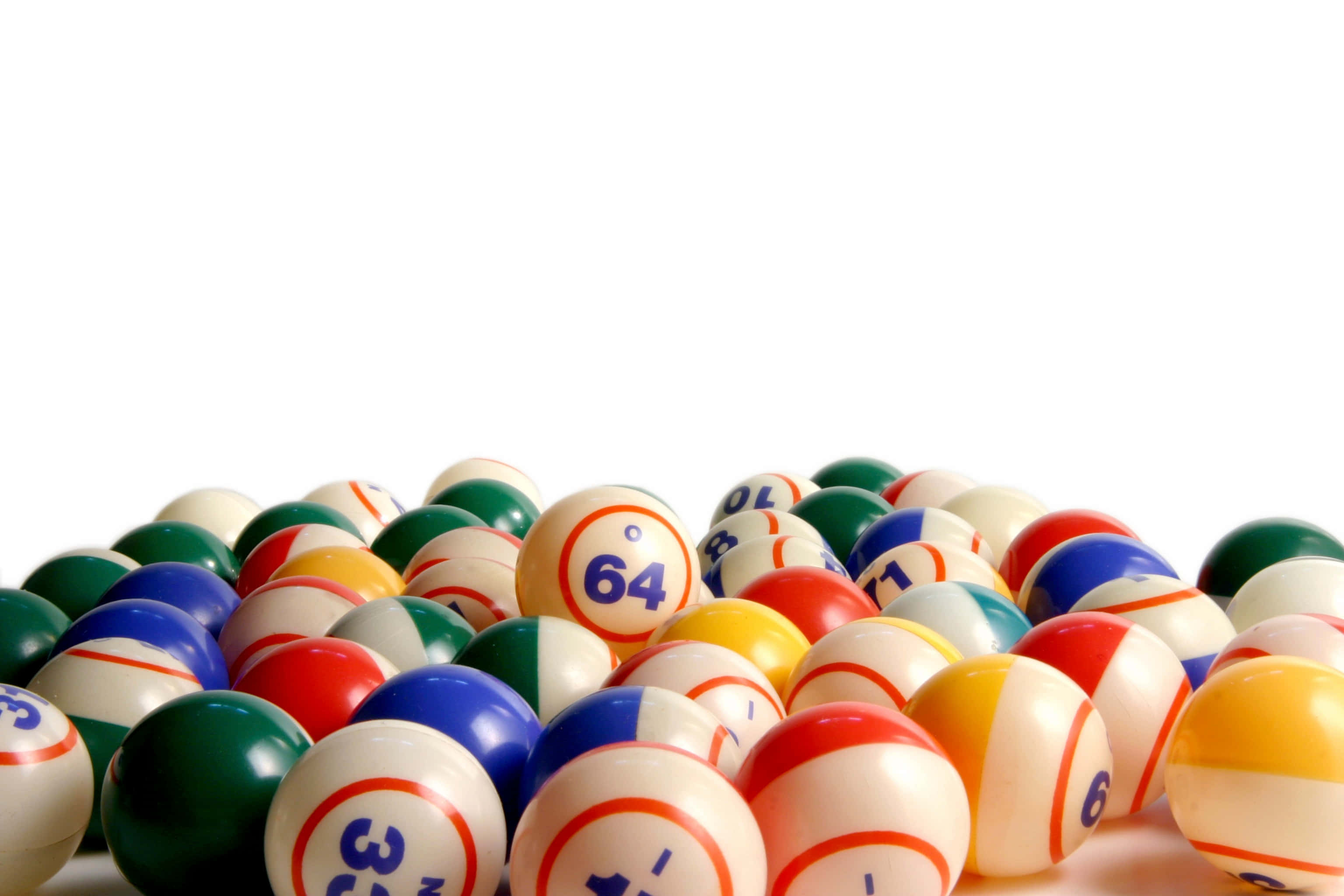 Bingo 桌布 壁紙 — 一堆色彩繽紛、帶有數字的撞球，散落在純白背景上。