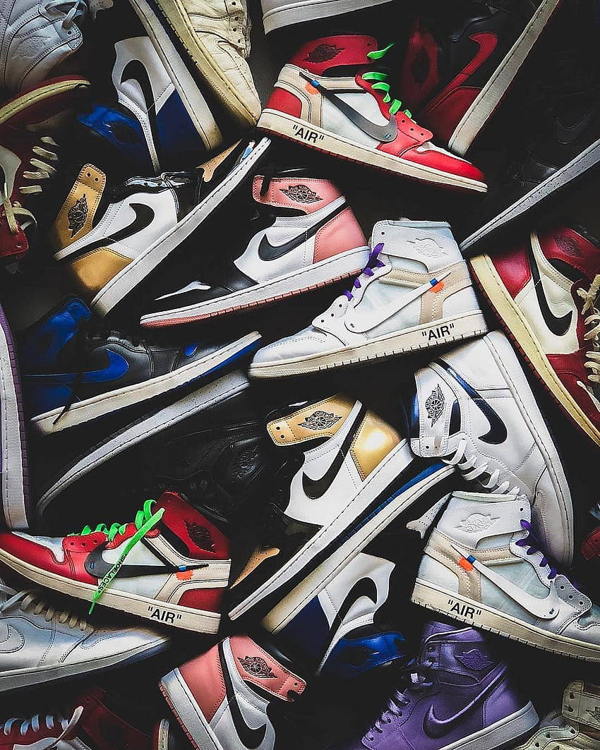 Nike 桌布 壁紙 — 一堆色彩繽紛、混亂的高筒運動鞋，採用大膽的顏色和標誌性設計。