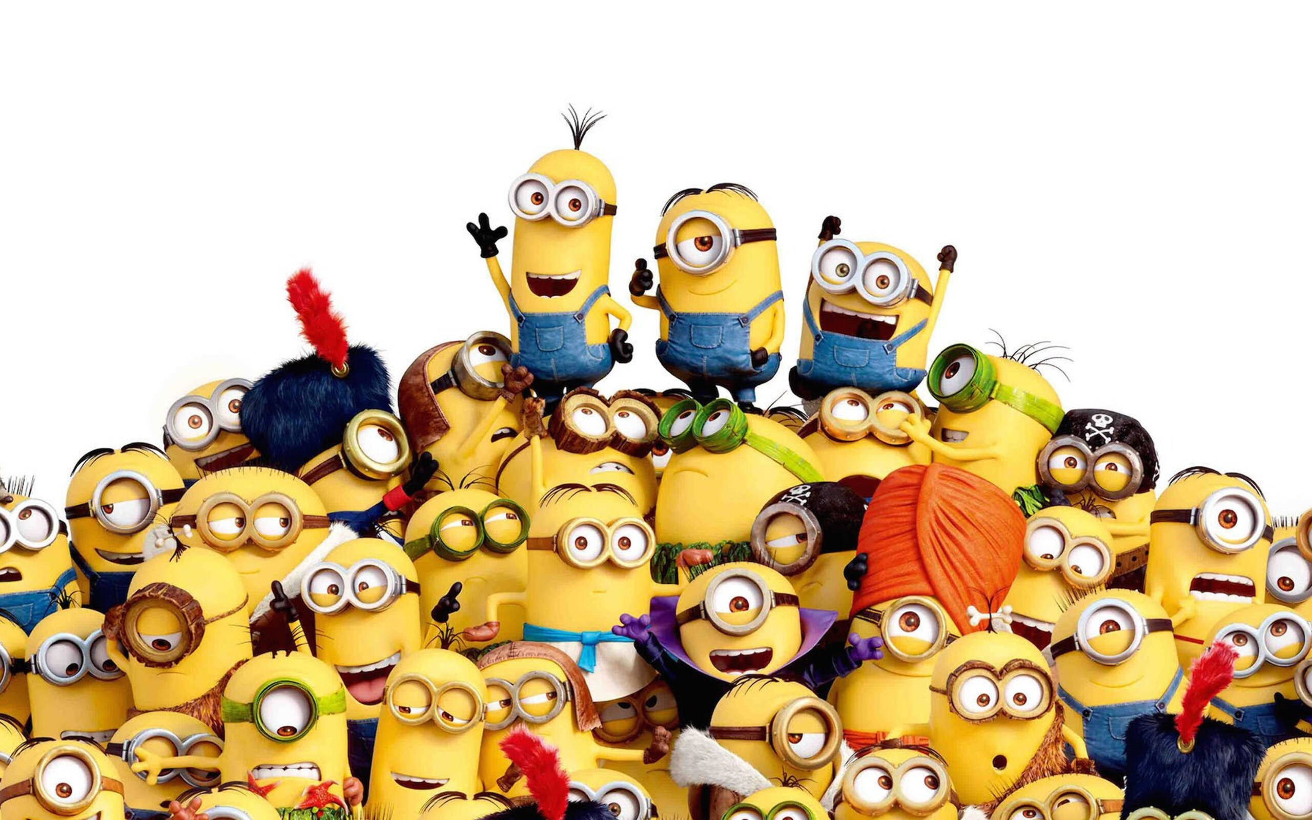 minions the rise of gru 桌布 壁紙 — 一堆色彩繽紛、穿著不同服裝和表情的迷你兵團，背景是純白色。