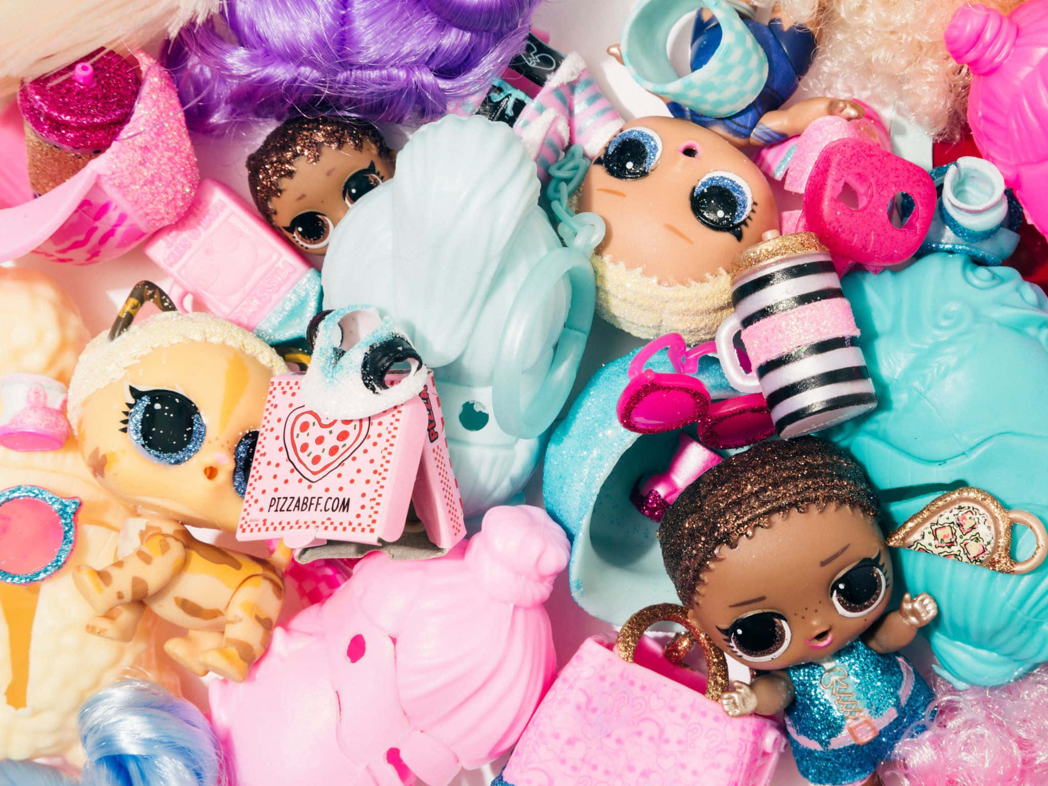 Lol Doll 桌布 壁紙 — 一堆色彩繽紛混亂的LOL驚喜公仔和配件，閃爍著粉彩顏色。
