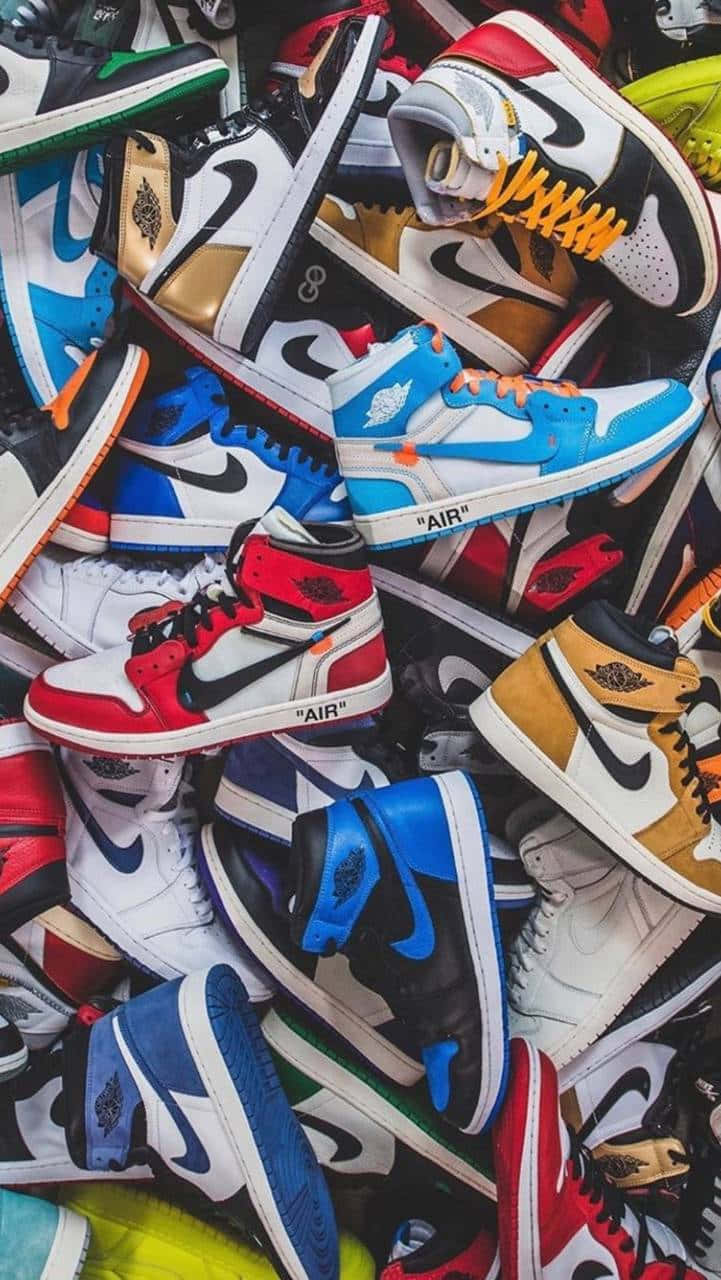 桌布 壁紙 — 一堆色彩繽紛的Air Jordan運動鞋，設計大膽、顏色多樣，充滿活力且雜亂無章。