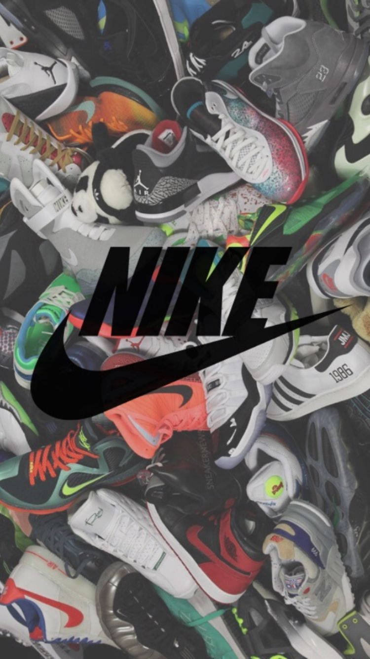 Sneaker 桌布 壁紙 — 一堆色彩繽紛的Nike運動鞋，充滿活力且雜亂無章，上面疊加了標誌性的勾號標誌。