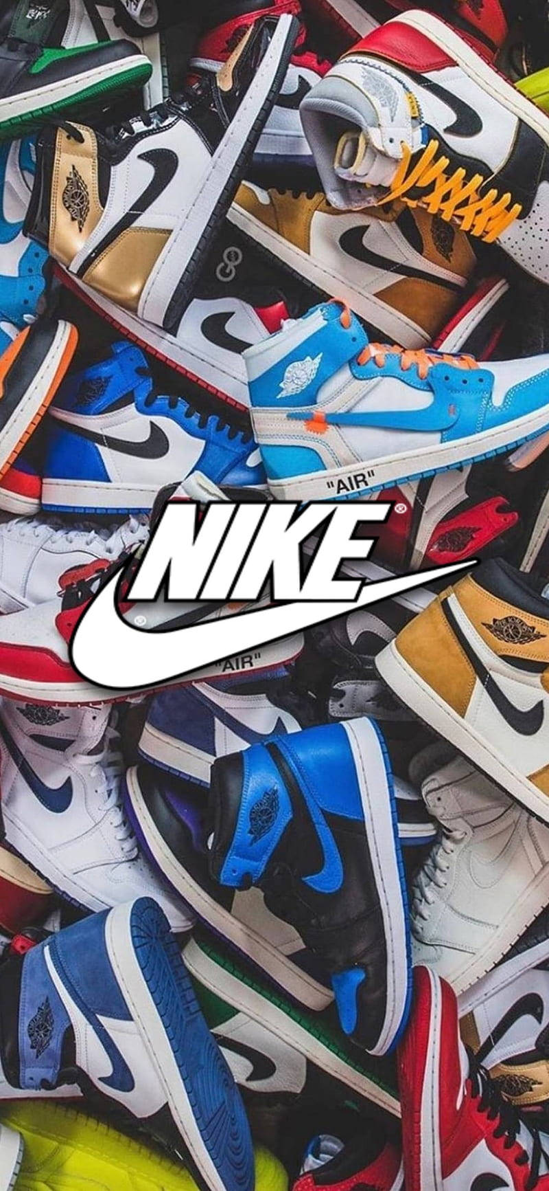 Nike Shoes 桌布 壁紙 — 一堆色彩繽紛的Nike運動鞋，帶有顯眼的品牌標誌和多樣化的設計。