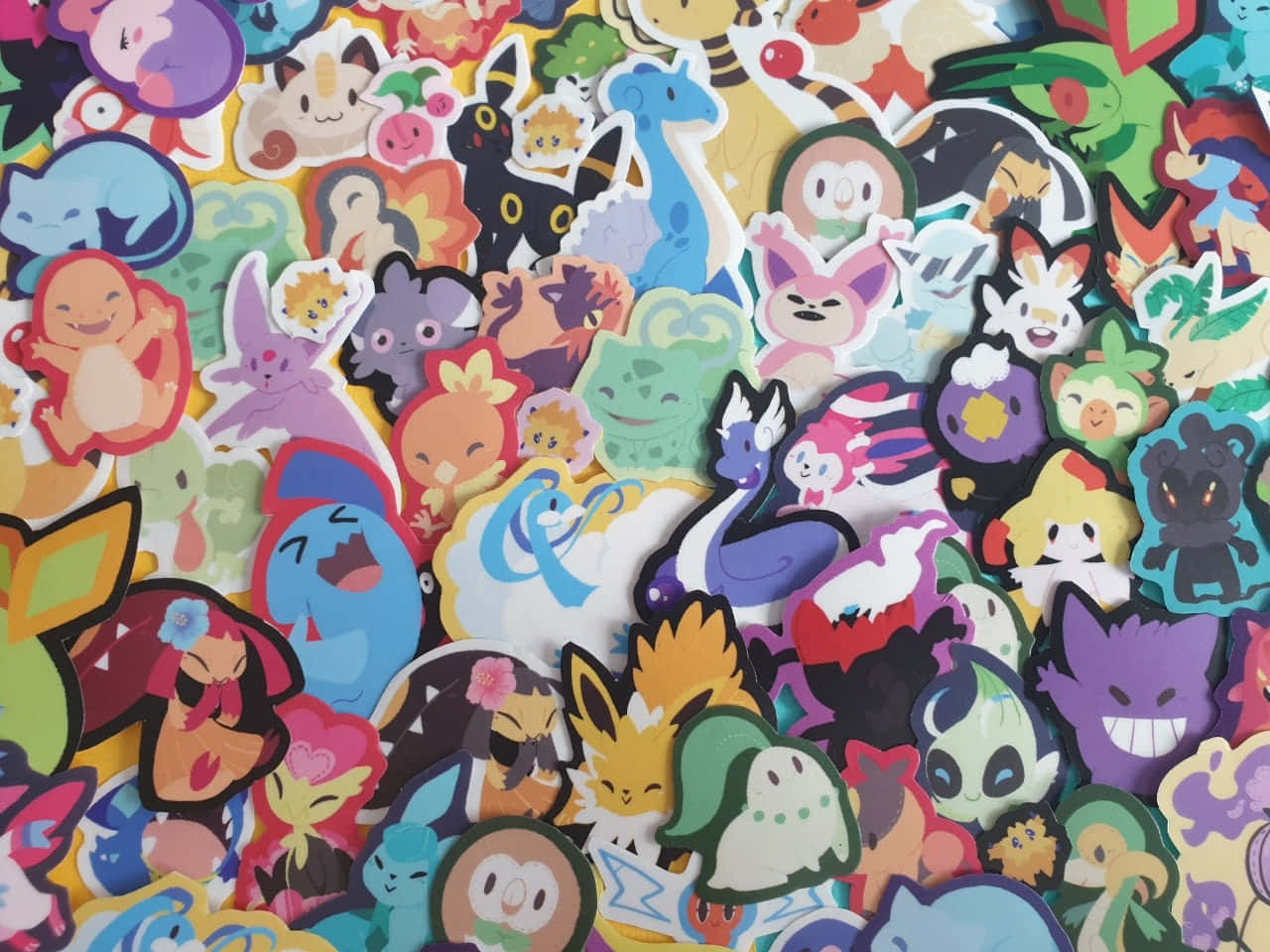 Pokemon Stickers 桌布 壁紙 — 一堆色彩繽紛的寶可夢角色貼紙，密集重疊，形成一個充滿活力和玩味的拼貼。