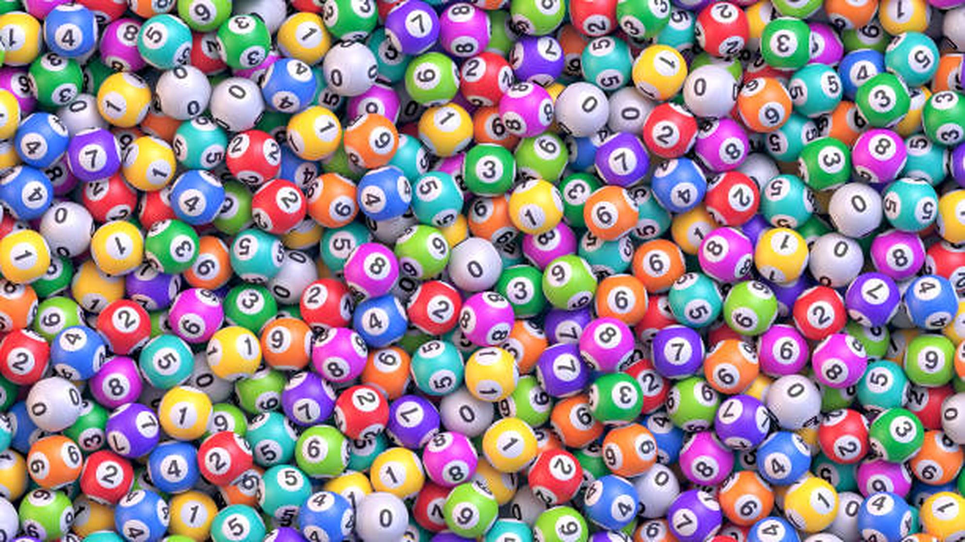 Lottery 桌布 壁紙 — 一堆色彩繽紛的彩券球，密密麻麻，數字散落在整個畫面中。