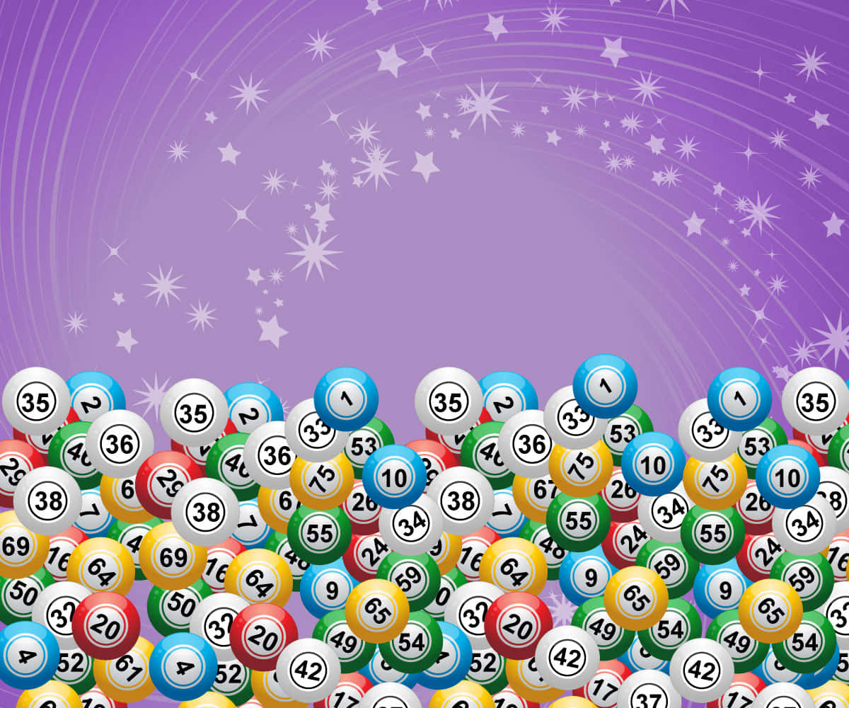 Bingo 桌布 壁紙 — 一堆色彩繽紛的彩券球，數字在紫色星空背景上旋轉，充滿活力。