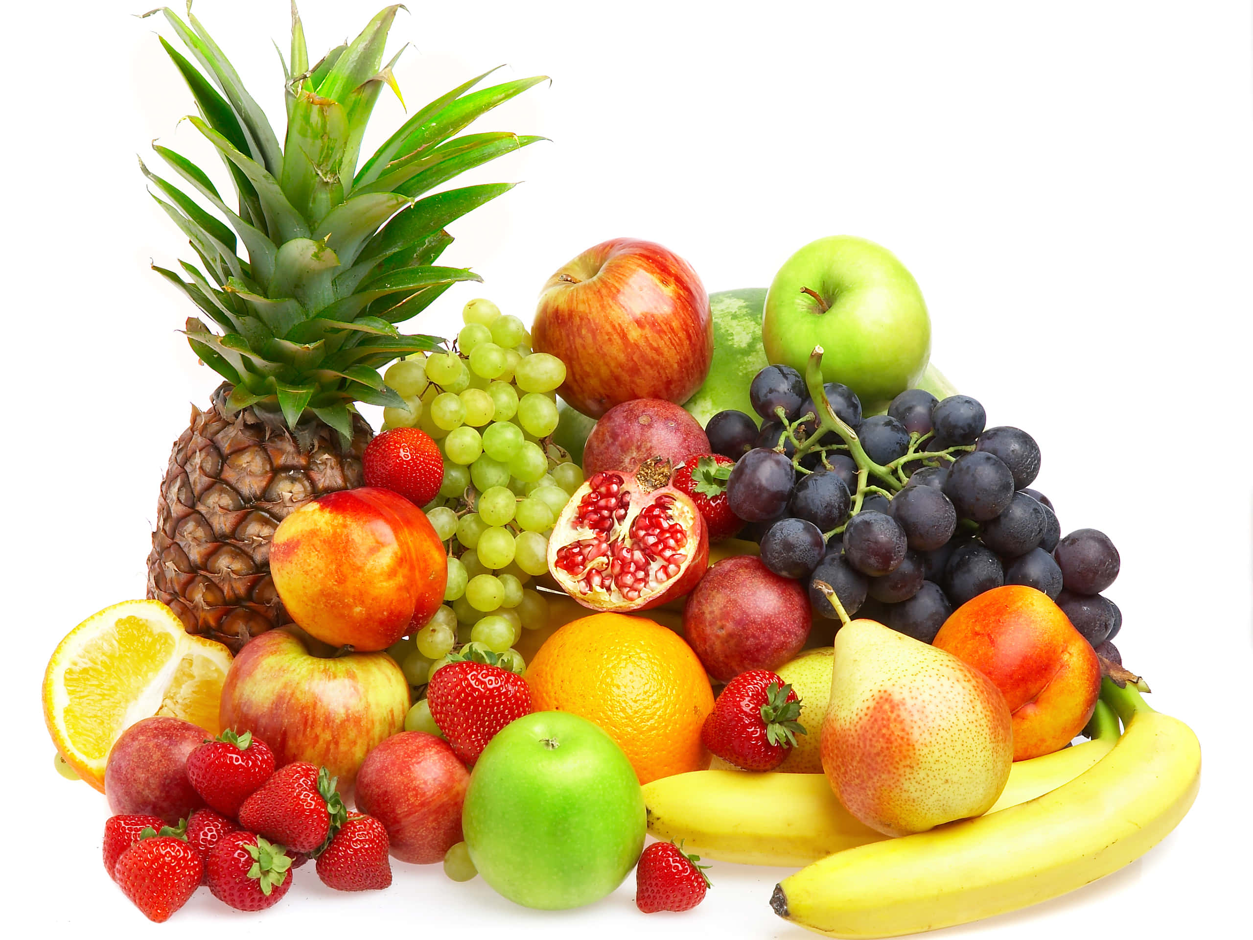 Fruits 桌布 壁紙 — 一堆色彩繽紛的新鮮水果，包括鳳梨、葡萄、石榴和香蕉，放在潔淨的白色背景上。