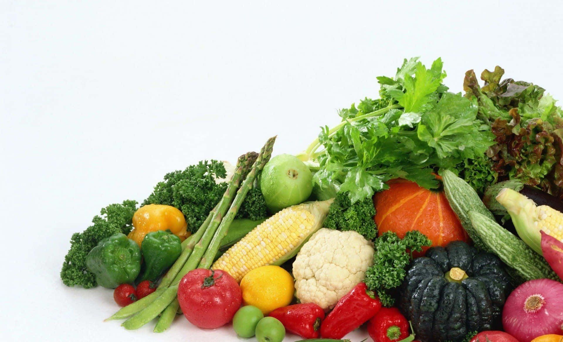 Vegetables 桌布 壁紙 — 一堆色彩繽紛的新鮮蔬菜，包括玉米、番茄和綠葉蔬菜，整齊地排列在潔白的背景上。