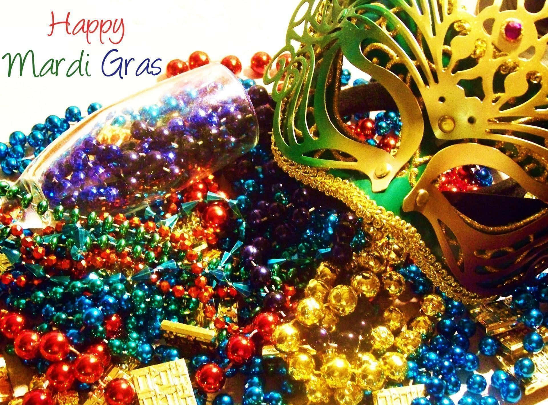 Mardi Gras 桌布 壁紙 — 一堆色彩繽紛的狂歡節珠子和華麗的金色面具，上面寫著 Happy Mardi Gras。