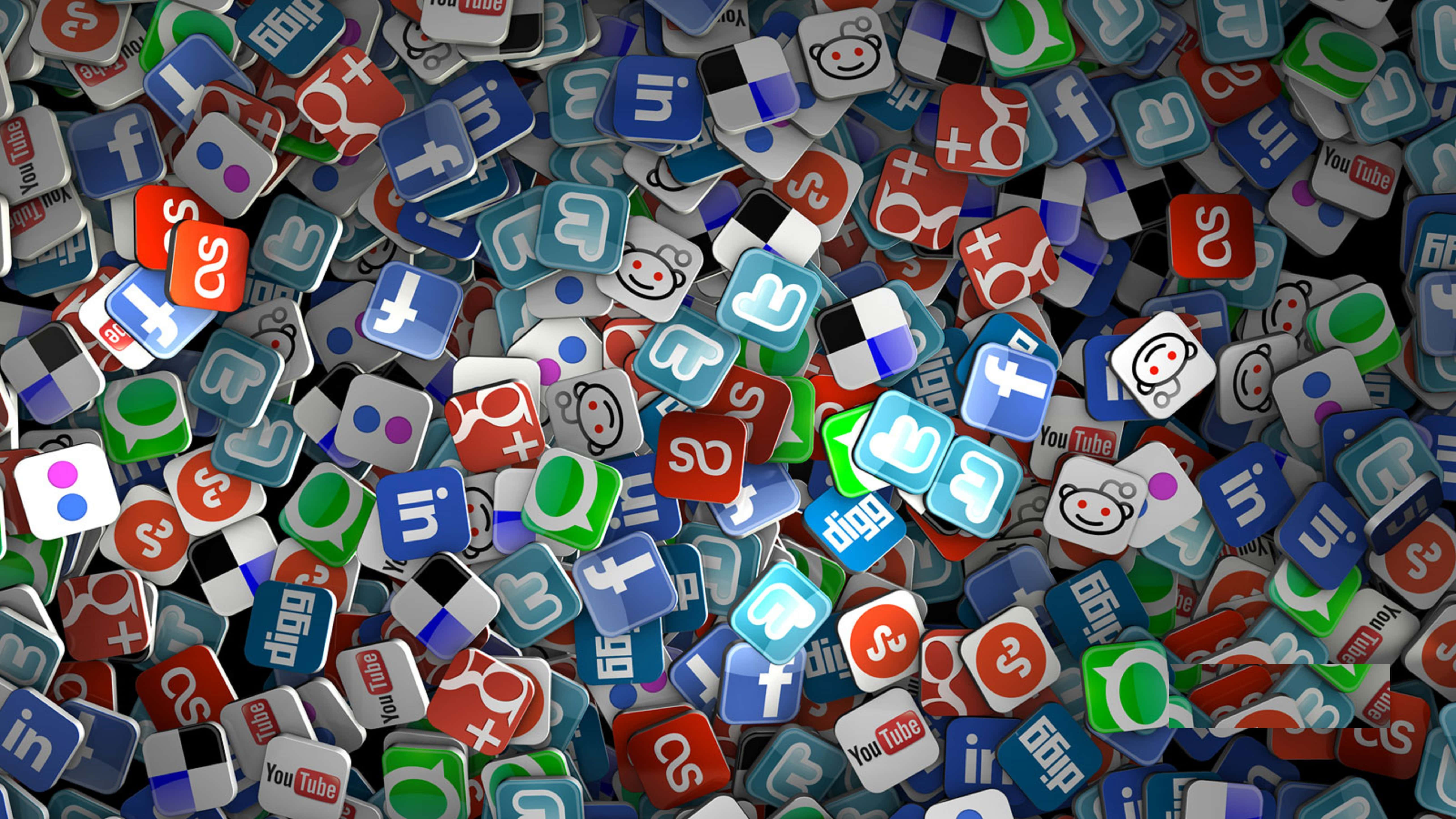 4K Social Media 桌布 壁紙 — 一堆色彩繽紛的社交媒體應用程式圖示混亂地堆疊，在密集的數位雜亂中溢出。