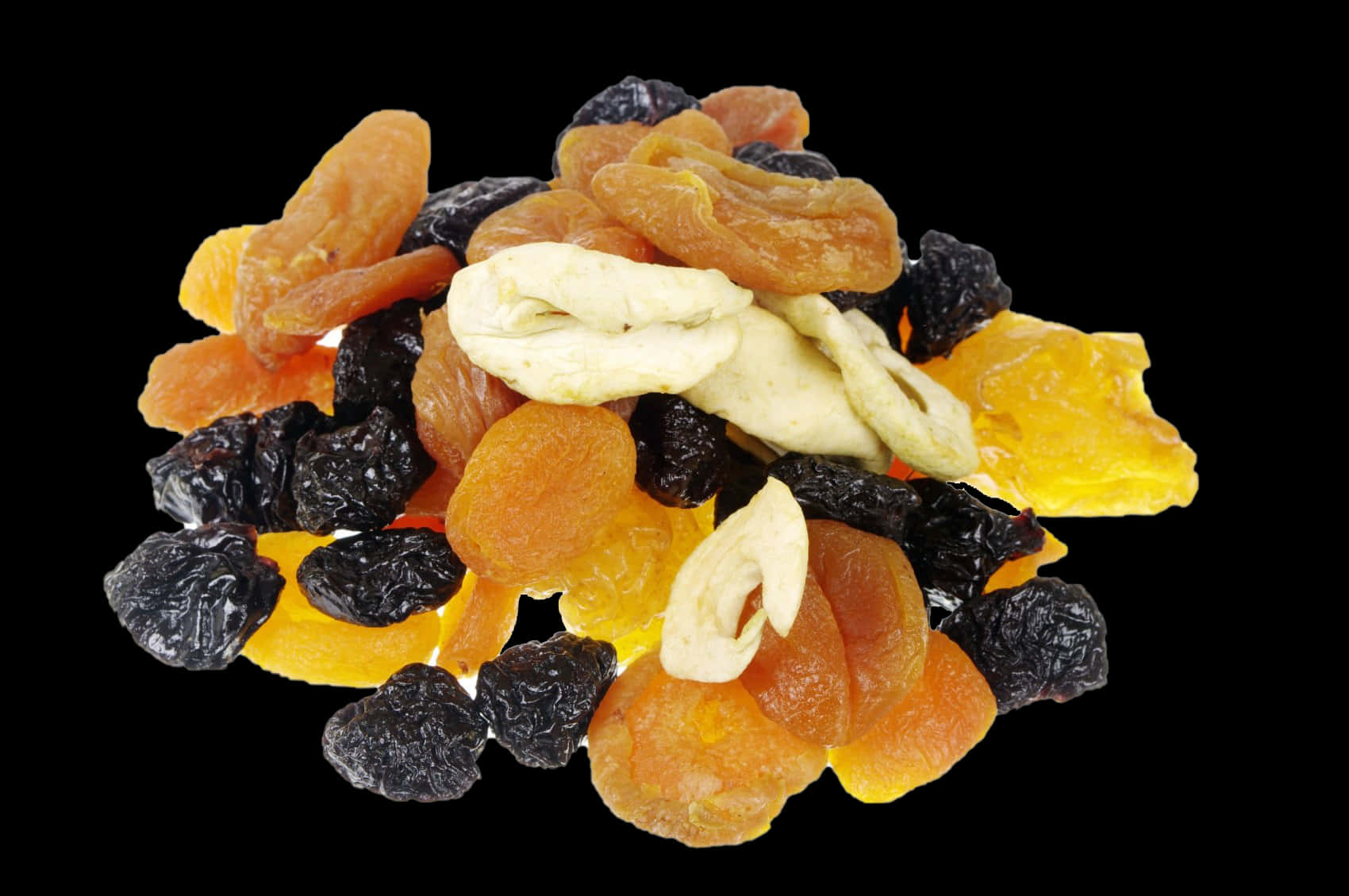Fruit 桌布 壁紙 — 一堆色彩繽紛的綜合乾果，包括杏乾、葡萄乾和香蕉片，襯托在純黑背景上。