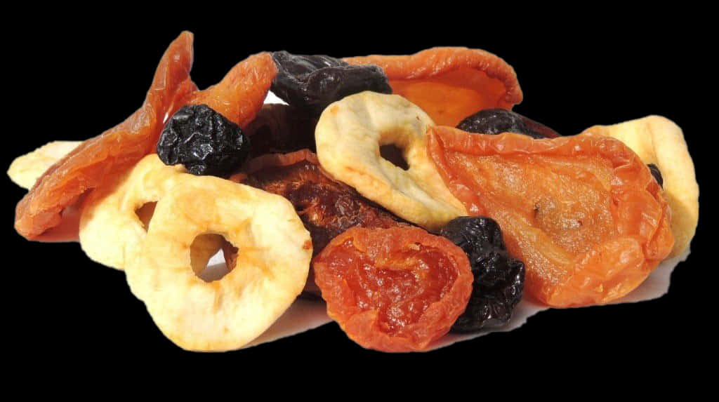 Fruit 桌布 壁紙 — 一堆色彩繽紛的綜合乾果，包括杏乾、葡萄乾和鳳梨圈，襯托在純黑背景上。