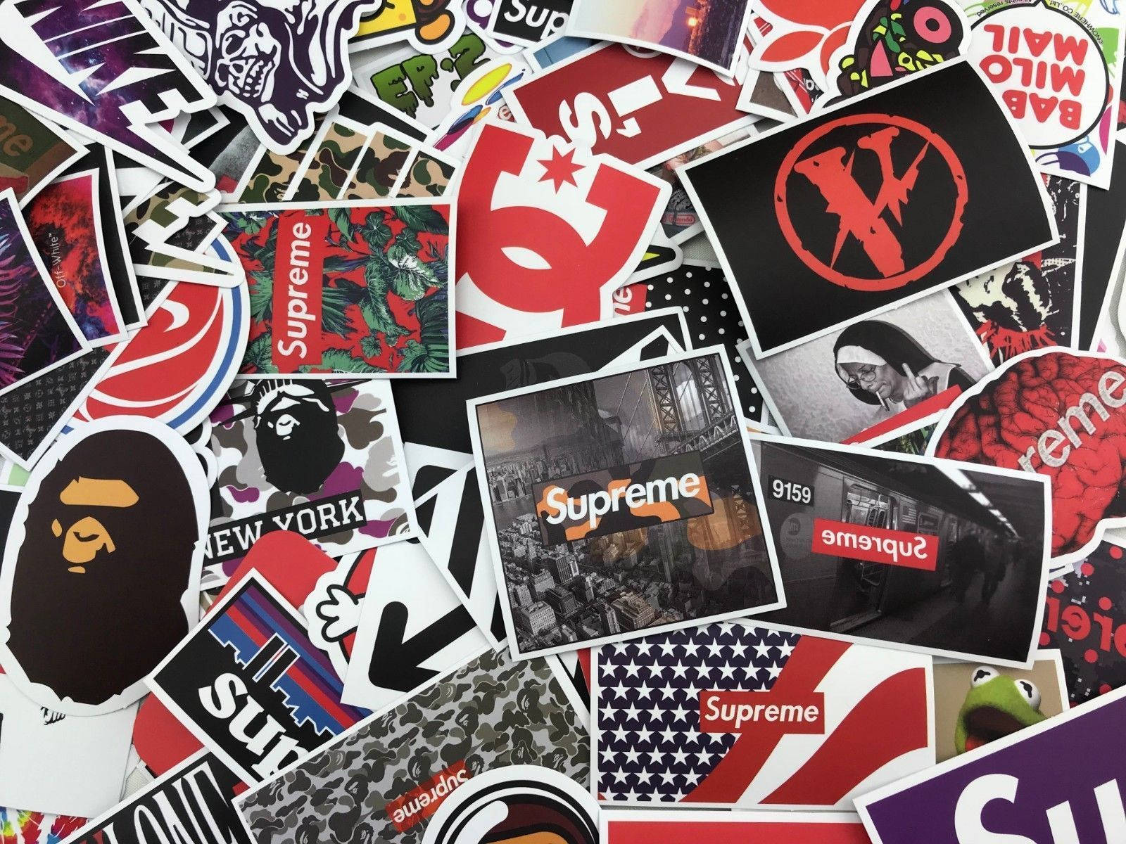 stickers 桌布 壁紙 — 一堆色彩繽紛的街頭服飾品牌貼紙，混亂而充滿活力，上面有標誌和圖案。