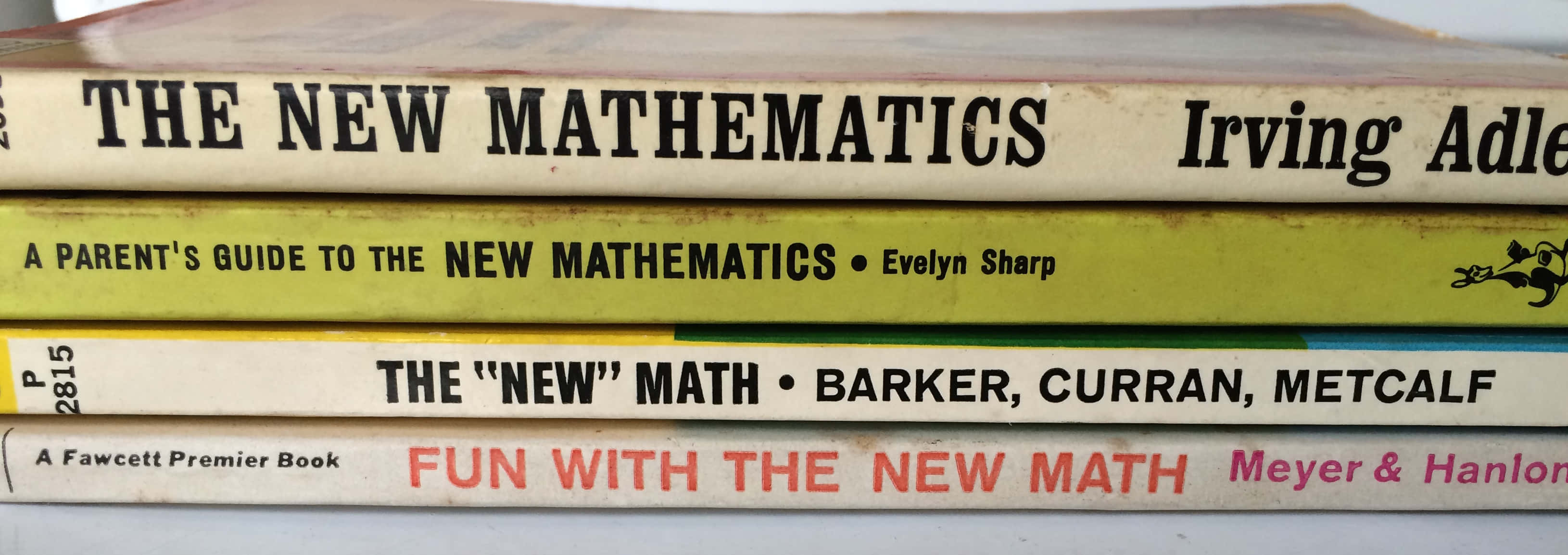 數學 桌布 壁紙 — 一堆褪色封面、粗體字體的復古New Math教科書，展示教育歷史。