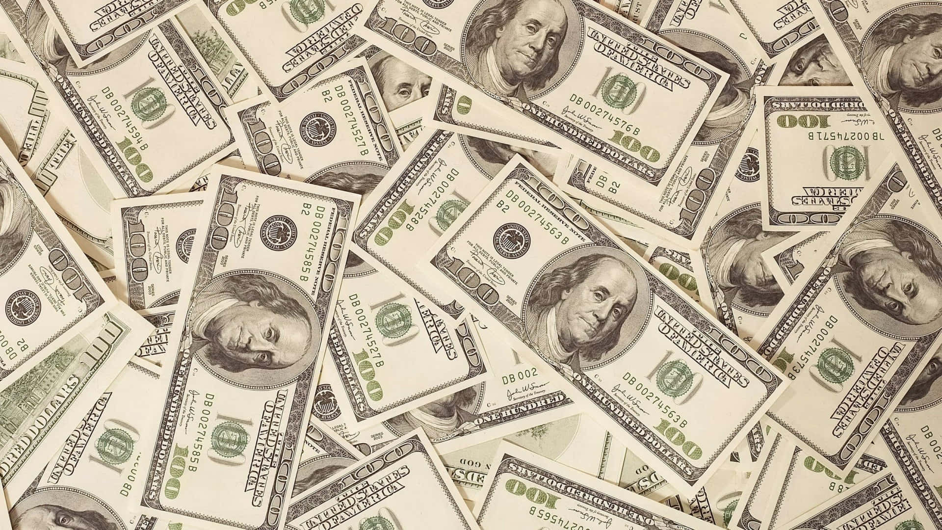 dollar 桌布 壁紙 — 一堆重疊的一百美元鈔票形成混亂但豐富的視覺紋理。