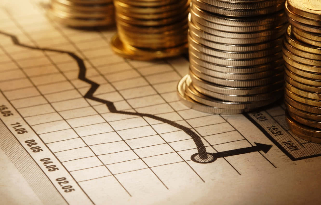 金錢 桌布 壁紙 — 一堆金幣和銀幣放在顯示急劇下跌趨勢的金融圖表上。
