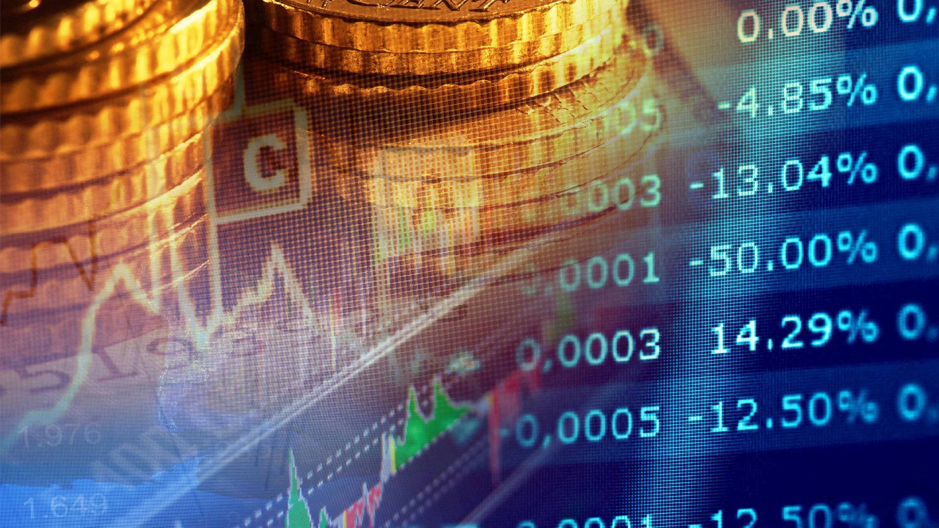 Market 桌布 壁紙 — 一堆金幣疊加在數位螢幕上顯示的金融股票市場數據及波動百分比上。