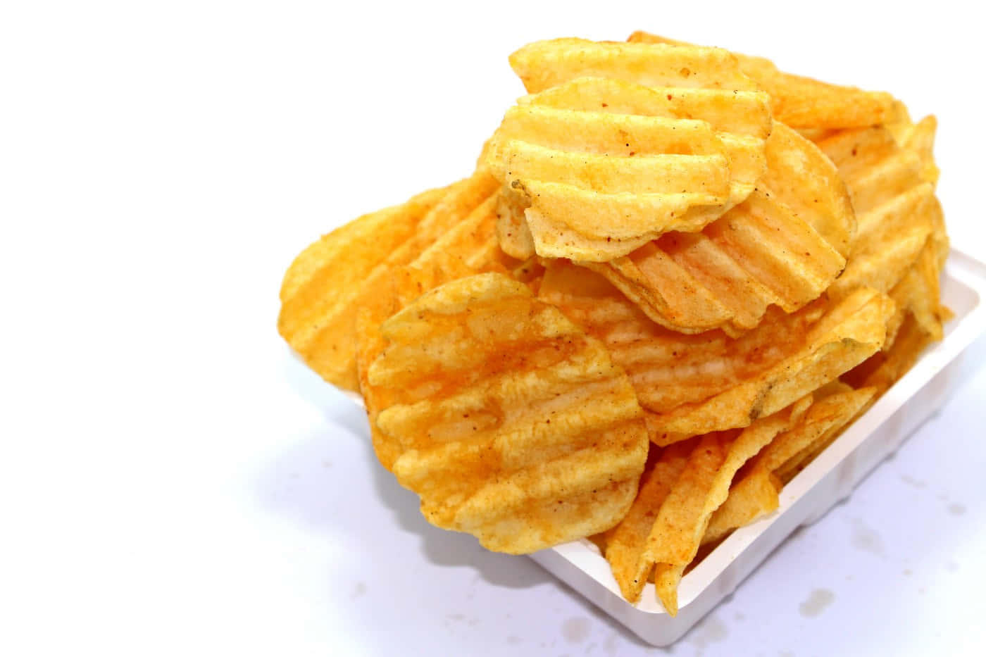 Snacks 桌布 壁紙 — 一堆金黃色波浪薯片配調味料，放在一個白色長方形容器中，背景是乾淨的白色。