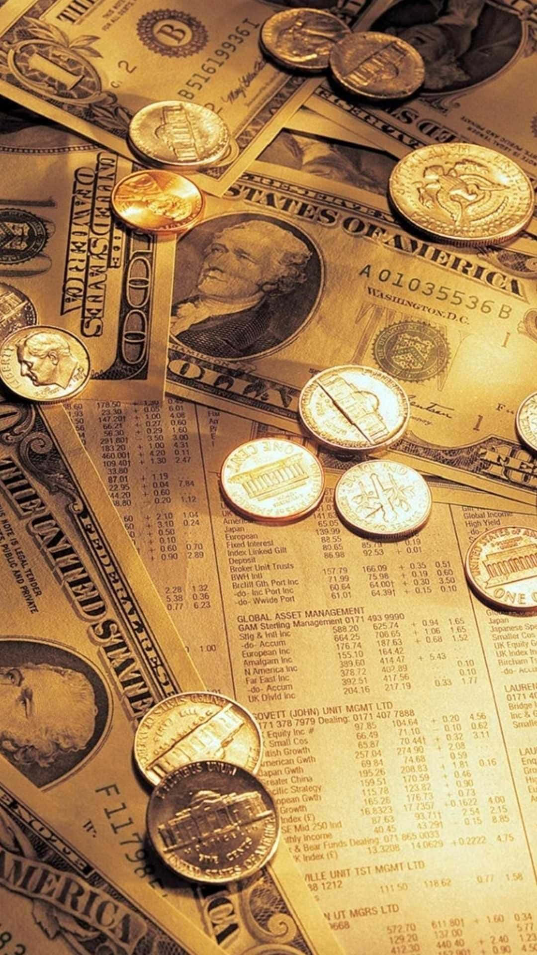 Bills 桌布 壁紙 — 一堆金黃色的美元紙幣和硬幣散落在金融股票市場數據上。