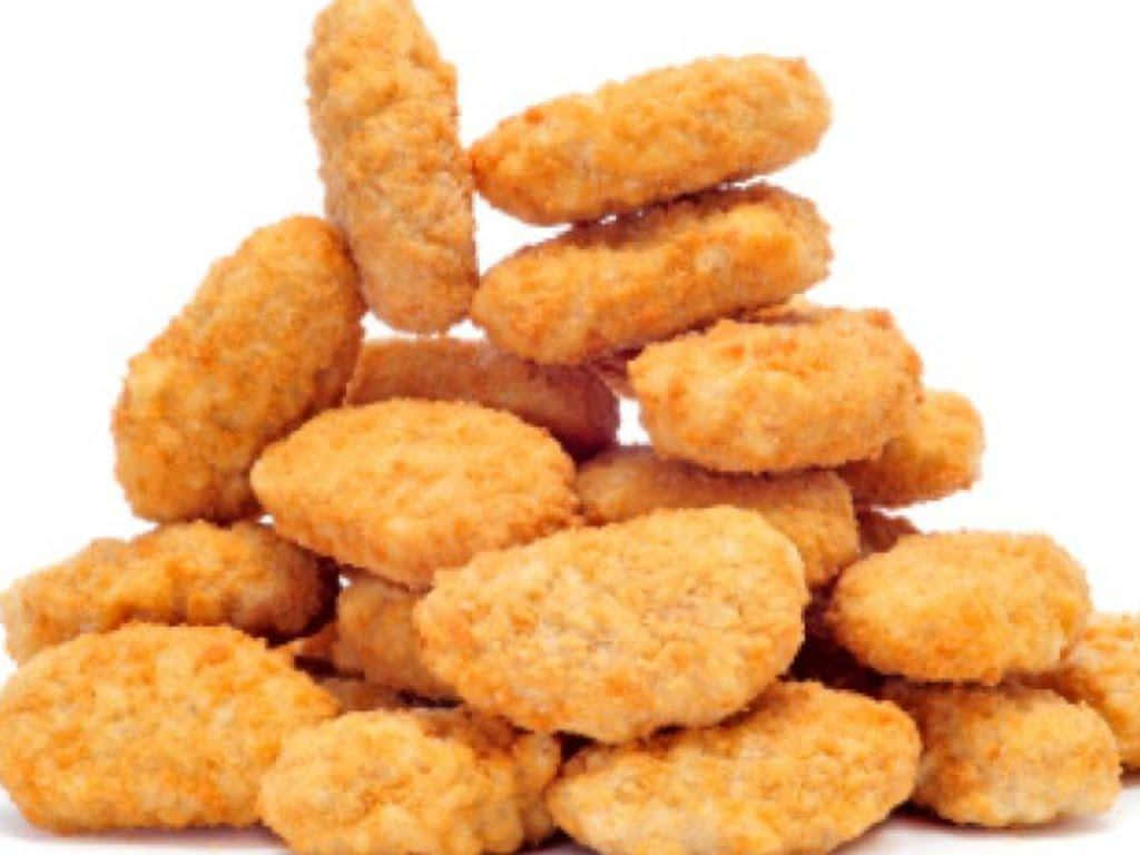 fried chicken 桌布 壁紙 — 一堆金黃酥脆的炸雞塊堆疊在純白背景上。