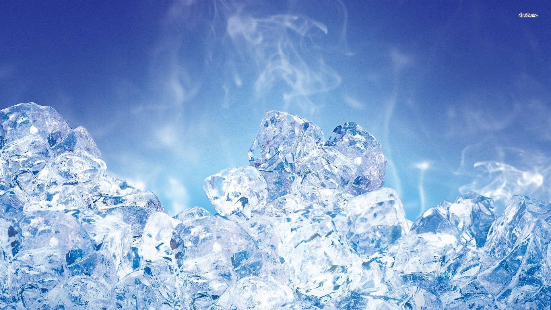 冰 桌布 壁紙 — 一堆閃閃發光的冰塊，伴隨著旋轉的霧氣，以鮮豔的藍天為背景。