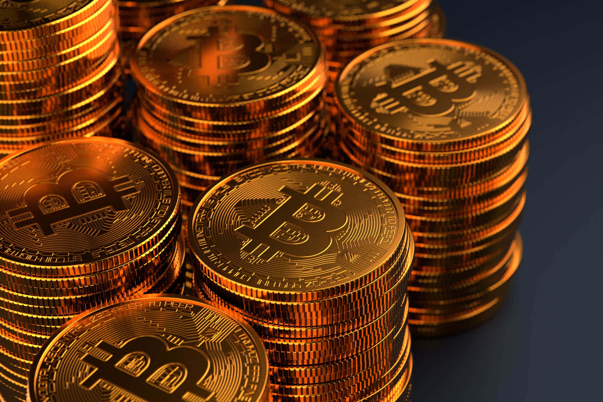 比特幣 桌布 壁紙 — 一堆閃閃發光的金色比特幣硬幣，帶有浮雕的「B」符號，以特寫構圖排列。