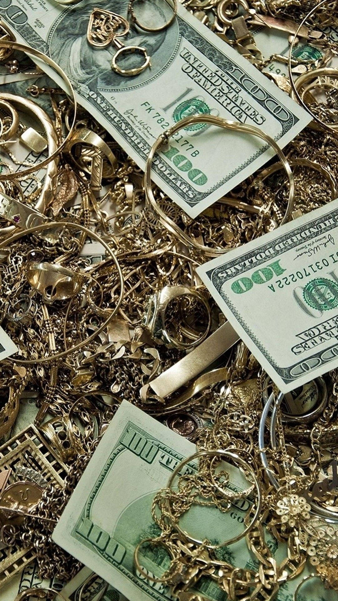 money iPhone 桌布 壁紙 — 一堆閃閃發光的黃金首飾和散落的百元美鈔，雜亂無章。