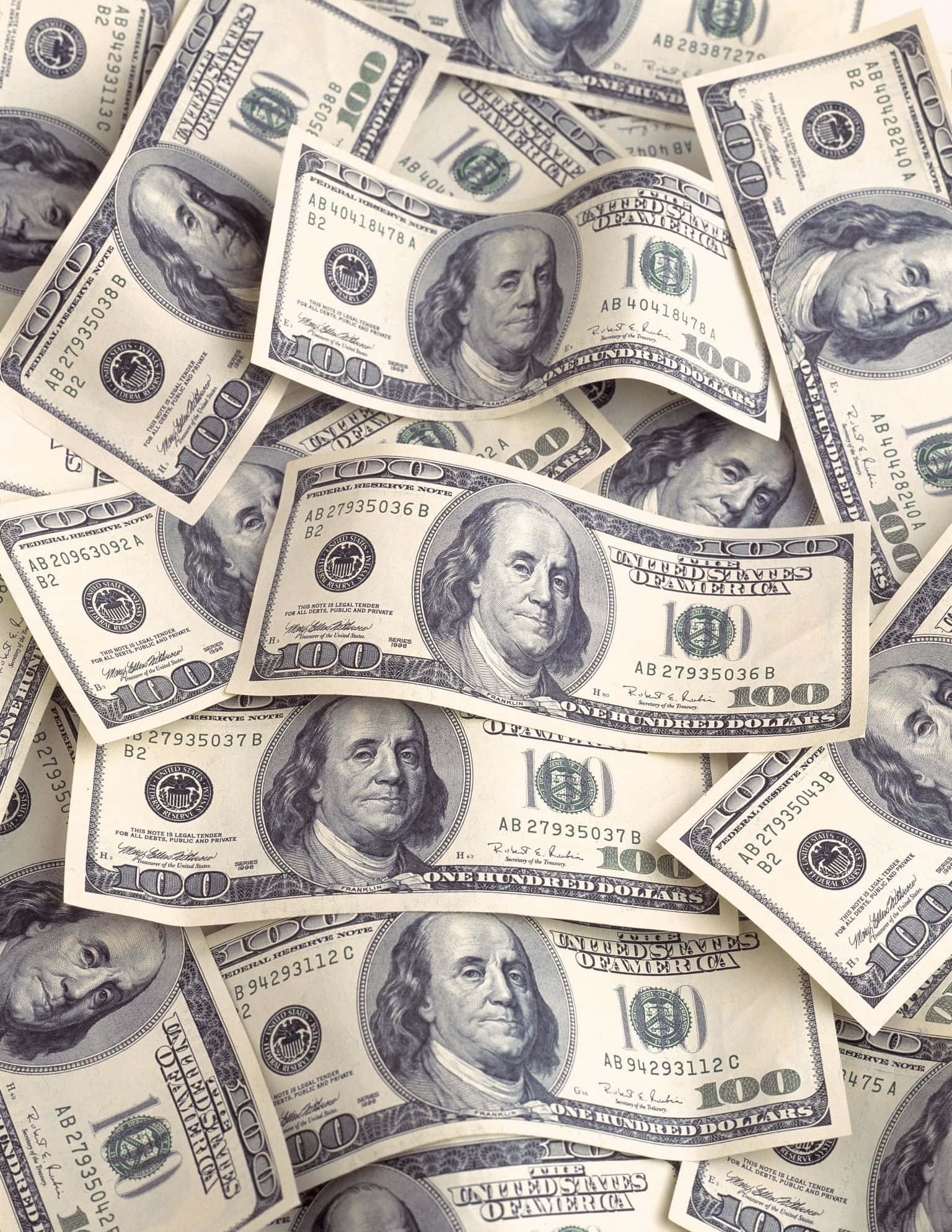 金錢 桌布 壁紙 — 一堆雜亂無章的皺巴巴百元美鈔，班傑明·富蘭克林的肖像朝上。