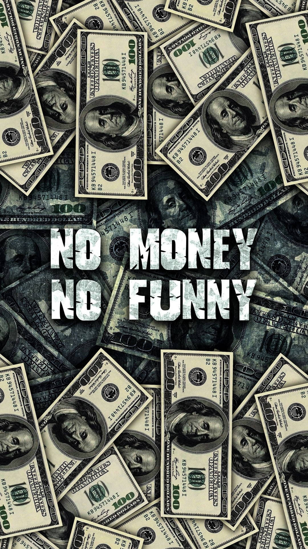 金錢 iPhone 桌布 壁紙 — 一堆雜亂的百元美鈔，上面覆蓋著粗體文字 'NO MONEY NO FUNNY'。